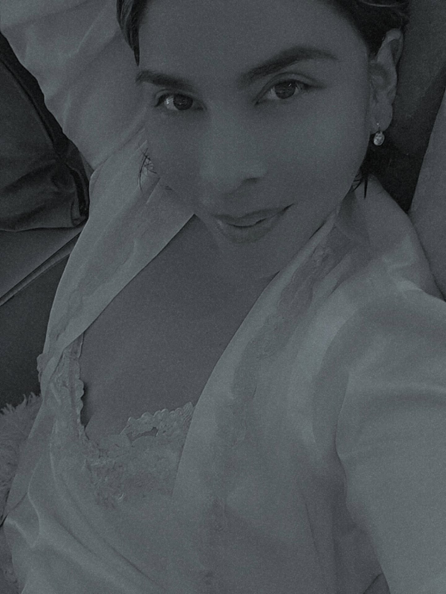 I woke up in bliss⦠and I need to tell you why this matters for you.
This morning didnāt rush me.
Dog kisses.
The smell of Coffee brewing.
The beautiful bliss of the morning as the sun rises...
The birds š¦ singing. Inside of me...
Just Silence.
Just Presence.
The beautiful essence of...
A soft silk robe.
A smile in the mirror.
No performing.
No fixing.
No proving.
Just me⦠living in my naked truth... Emotionally appreciated.
1 year ago, I was in so much pain... and love sharing what has worked for me in my embodiment.
And hereās the truth most women donāt hear enough:
ā This level of peace doesnāt come from āhaving it all together.ā
ā It comes from devotion.
Devotion to your body.
Devotion to your truth.
Devotion to feeling everything instead of numbing it.
Devotion for love in life, your relationships and your business.
2025 cracked us open...
And today, I celebrate every woman who broke through instead of breaking down.
If youāre reading this, receive this energetic hug
(Yes⦠my hugs travel continent to continent. They always have š¤) i love you. I understand you, I am you too...
Iāve watched women come to me just for a hug,
because presence heals faster than advice ever will.
I honor:
⢠the clients who became friends
⢠the friends who became soul family
⢠the women who stayed
⢠the women who rose
āFrom pain ā purpose ā legacy.
āFrom broke cycles ā embodied wealth.
āFrom burnout ā booked calls without hustle.
Take a moment to Imagine this:
Waking up calm⦠and your calendar already loves you.
Serving work that lights you up, and pays you just for your to be you.
Business opportunities that you didn't have access to, falling in your space.
Being chosen because your embodiment speaks louder than your words.
Living free from the 9ā5 and fully at home in your purpose...
Thatās not luck.
Thatās The Love Mastery.
Who I serve
I work with women who are:
⢠done shrinking
⢠done chasing
⢠done performing strength
⢠ready to lead from softness, truth, and authority
⢠ready to be deeply loved by life, money, and relationships
I serve with passion because Iāve lived every chapter I guide you through.
Nothing here is theory.
Itās embodiment.