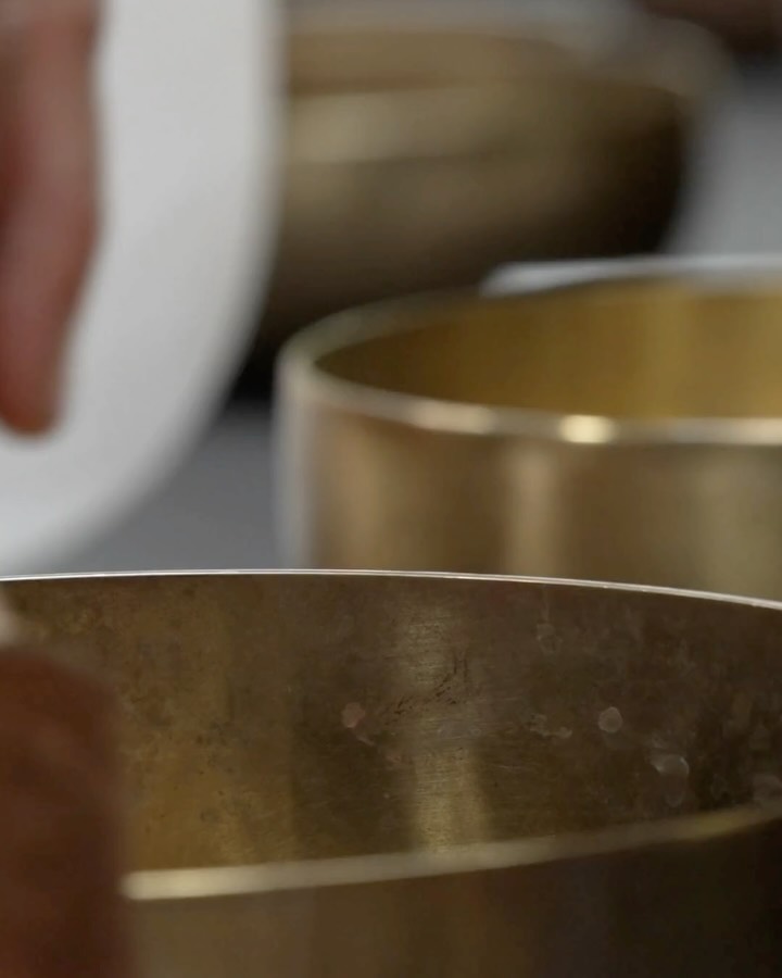 ✨ Yin & Sound – eine Symphonie der Entspannung
Vom Kopf in den Körper - eins mit dem Großen Ganzen.
In dieser 2-stündigen Praxis verschmelzen Yin Yoga und die heilsamen Klänge von Klangschalen, Sansula, Windspiel und Mantren zu einem tief entspannenden Erlebnis.
Sanft wirst du in die Yin-Yoga-Positionen geführt, während die Schwingungen der Klänge Körper und Geist durchdringen.
Diese harmonische Verbindung unterstützt dich dabei, ganz im gegenwärtigen Moment anzukommen und tief in die eigene Praxis einzutauchen.
Die ausgedehnte Entspannung findet ihren Abschluss in einer Klangreise.
Die Schwingungen der Klänge und eine ruhige Stimme hüllen dich sanft ein, sodass sich innere Unruhe und Anspannung lösen dürfen.
Ein Eintauchen in die innere Stille, getragen von einem Gefühl von Geborgenheit und Ruhe.
Tauche tief in dich selbst hinein - mit @samijaseelenklang ✨
Wir freuen uns auf diesen besonderen Nachmittag 😍
📅 Sonntag, 25.01.2026
🕒 15:00 – 17:00 Uhr
📍 Studio Mosel
#yogaandsound #yogaundklang #yogaintrier #klangreise