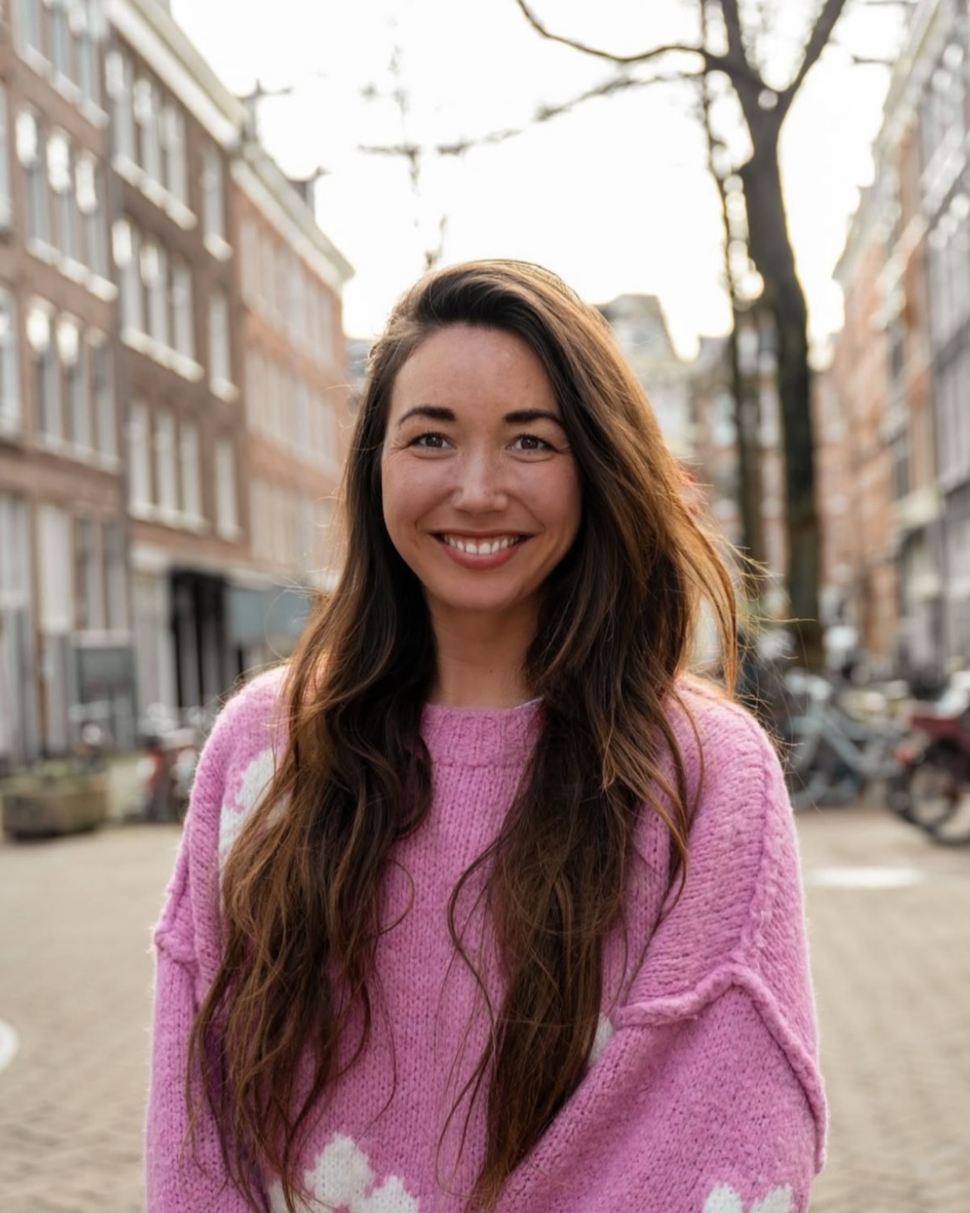 De allereerste die ik (Nora) erbij haalde. Niet voor de creatieve chaos, maar voor structuur, overzicht en rust. Onze eerste contentmanager. Begon als freelancer en nu inmiddels ruim een jaar in dienst en niet meer weg te denken.
Jij draagt vandaag de verantwoordelijkheid over meer dan 18 accounts en klanten. Alles staat, alles loopt, alles klopt. Planning, overzicht, continuïteit. En dat met een energie waar je alleen maar blij van wordt.
Wat er ook speelt, drukte, groei, mijn ups en downs, jij blijft stabiel, vrolijk, lief en supportive. Echt een zon om mee samen te werken.
Heel eerlijk, ik weet oprecht niet waar de agency zou staan zonder jou. En daar ben ik elke dag dankbaar voor.
Geniet vandaag extra hard. We vieren jou. 🎉 Happy Birthday!!!
