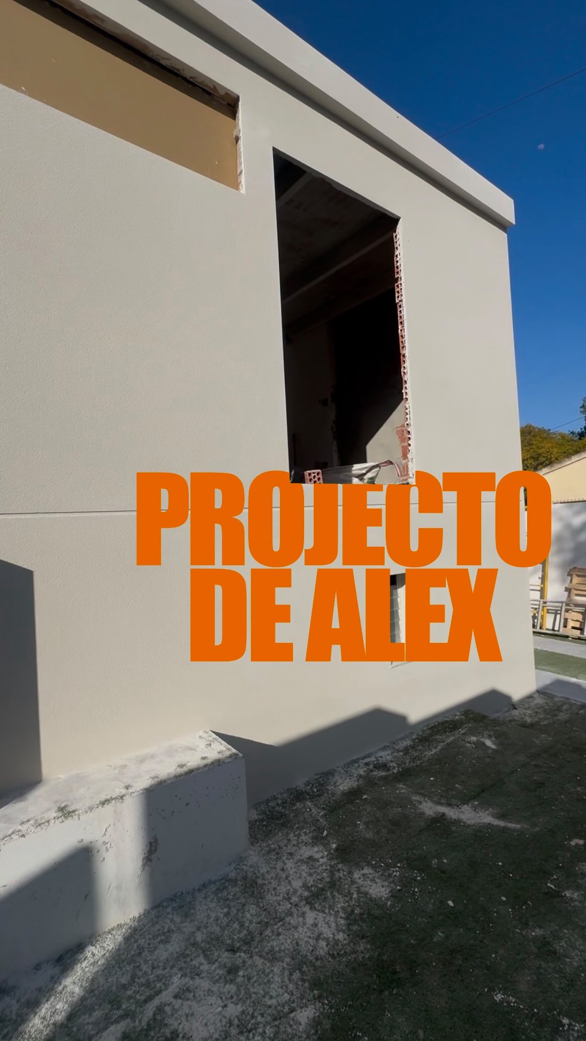 Hoy tocó jugar con monocapa…
Empezamos con un cuadro pequeñito, como quien no quiere la cosa, y poco a poco fuimos dándole forma, raspando con cariño (y con muñeca), hasta dejarlo fino fino.
No es una fachada entera, pero sirve para mostrar lo que hay detrás: técnica, ritmo y ese gusto por dejarlo todo limpio y bien hecho.
Hay quien pinta cuadros… nosotros los rascamos.
Dale al play, y dime si no es un gusto ver cómo va tomando forma.
Y si te gusta este tipo de contenido, ya sabes… se vienen más.
#raspado #fachadas #detallesquemolan #arteenlaobra #zapatarocks