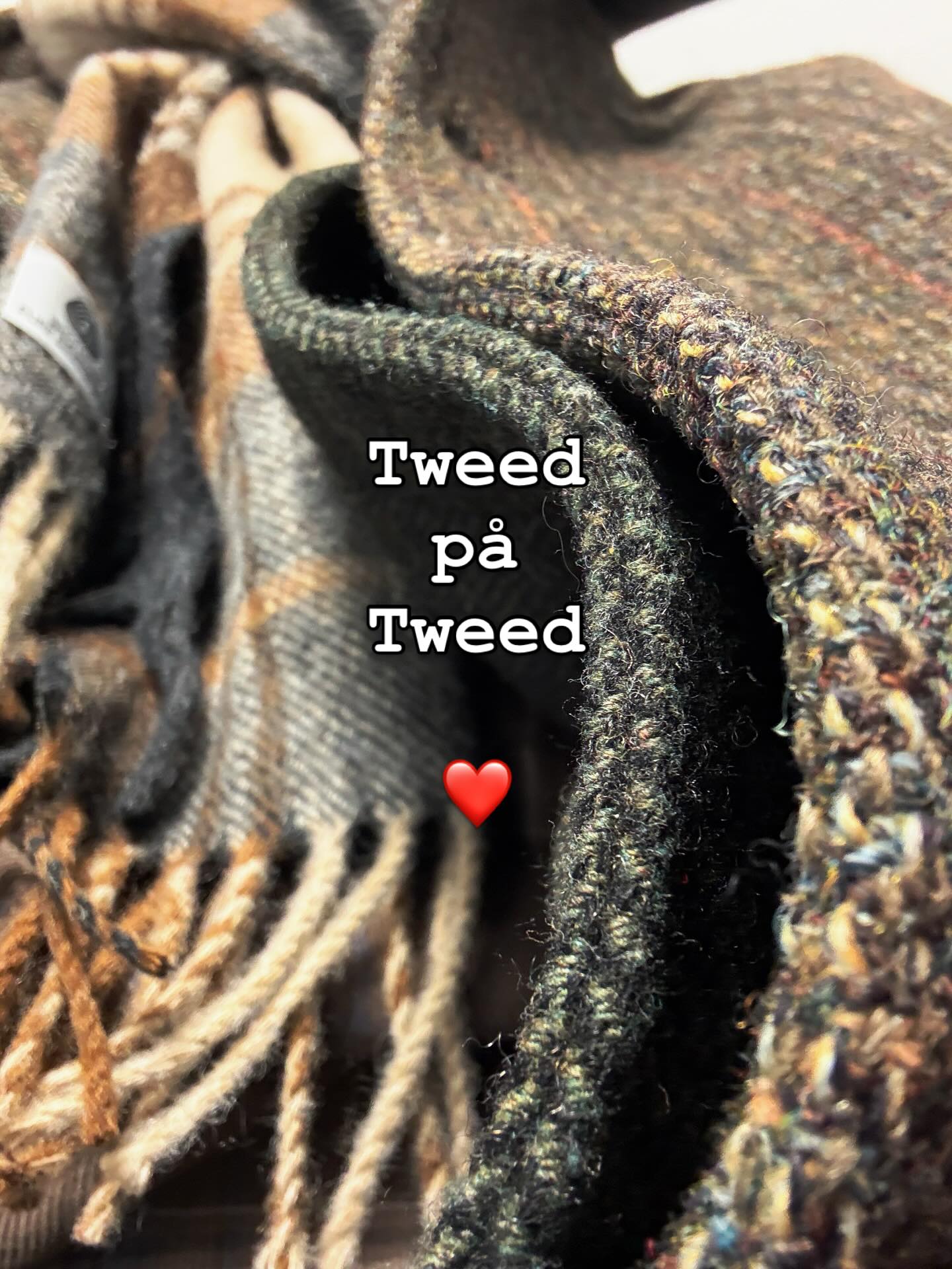 Älskar tweed på tweed, kvalitet på kvalitet och givetvis preloved på preloved!
Värmen, omfamningen och välmåendet det ger en vacker vinterdag.
Här ser ni en Harris tweedrock från Dunn & Co, och en tweedkavaj från Common People, allt preloved och älskat. Halsduken är från Thomas Farthing.
Läs vår nya blogg om tweed, secondhand och ett litet projekt med mening. Se länk i bio.
#tweed #seconhand #menswear #preloved