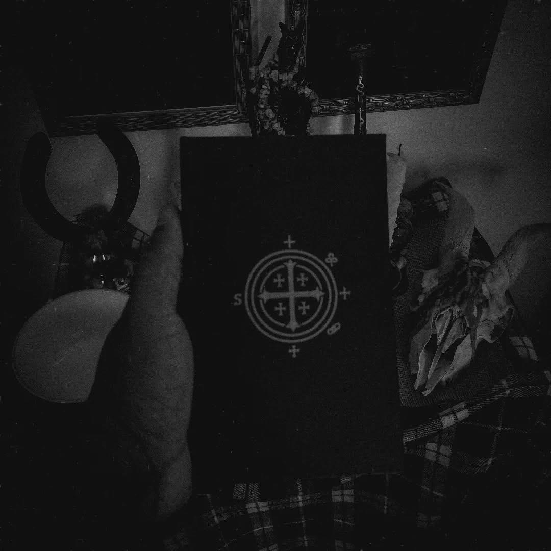 O Saltério das Bruxas, um pequeno livro de salmos e encantamentos para as bruxas do velho estilo de bruxaria; ele está sempre comigo para os meus ritos e bençãos seja para a casa, animais e pessoas.
#salterio #witchcraft #tradwitch #bruxaria #folkwitch