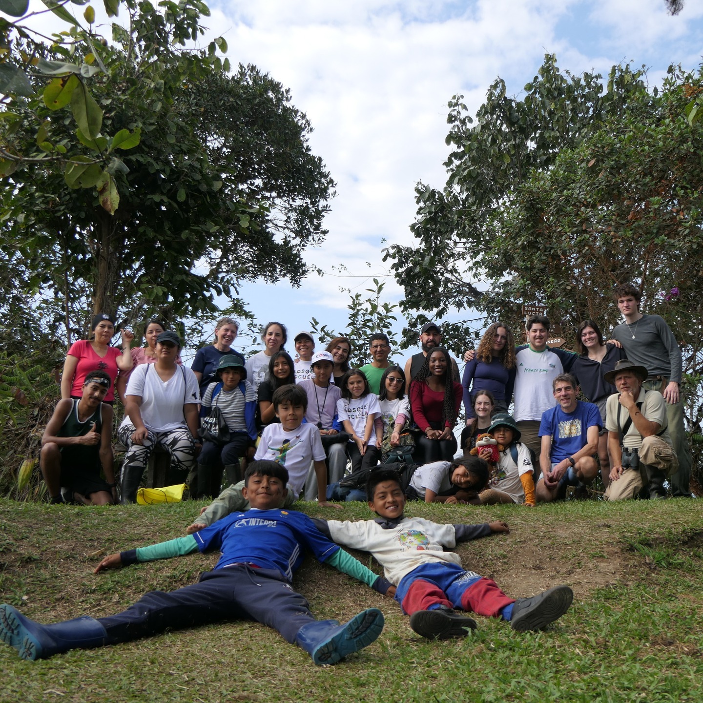 In December, a group of teachers and students from the University of Sussex visited the Santa Lucia Cloud Forest Reserve. We took the opportunity to join them for a day with our Forest School team and spent a wonderful time together. Many thanks to everyone involved — and we hope to repeat this experience in 2026.
