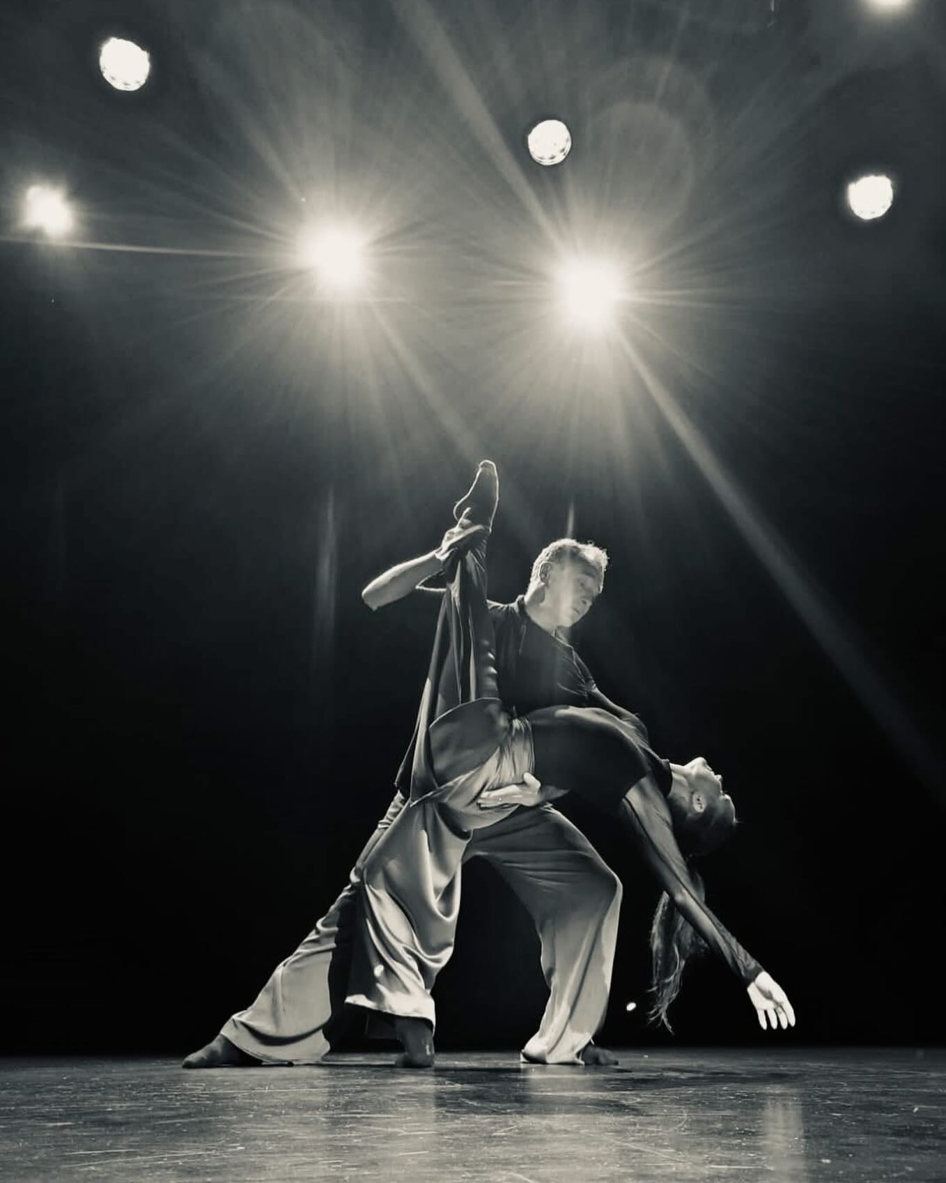 Menovinks, nykytanssia Riihimäellä ❤️👏🏼
Layers Of Existence
Koreografia ja tanssi: Riku Koskinen ja Sini Mäenpää
Echoes
Koreografia: Sini Mäenpää
Tanssi: Lotta Arjanne, Elli Eskola, Laura Jouppi, Joanna Keränen, Aletta Salo
Suomen Lasimuseo, Riihimäki
Ke 14.1. klo 18.00
To 15.1. klo 18.00
Pe 16.1. klo 18.00
Liput: 24€ (sisältäen pääsyn museoon)
Suomen Lasimuseo
+358 50 500 1956, glass.museum@riihimaki.fi
- tai ovelta tuntia ennen esitystä
Kesto noin 60 min.
Esityksen toteutusta on tukenut Suomen Kulttuurirahaston Hämeen rahasto.
@maenpaasini @rikuk_oskinen ✨