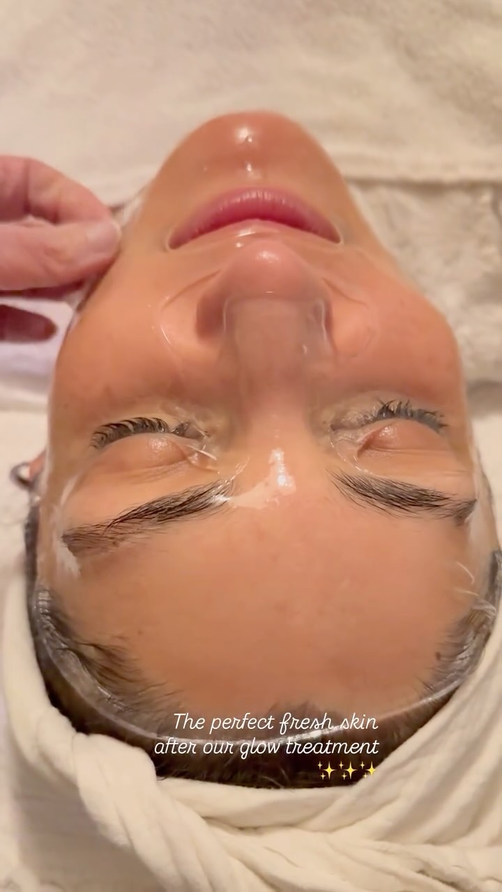 This is the result of our Intense Hydration treatment with our glow LED light therapy and our special moisturiser mask. To keep it good results after the treatment do this at home: Drink plenty of water and don’t forget to moisturize your skin morning and night.
• Quality Sleep: Restful nights are the secret to a glowing complexion (and to avoiding those last-minute dark circles! 😉).
• Gentle Exfoliation: Once a week to remove impurities and let your skin breathe.
• Hydrating & Radiance Masks: That extra little boost for plumped and luminous skin.
• Balanced Diet: Load up on fruits and vegetables to get your fill of vitamins! 🥕🎃🍑#ledlighttherapyamsterdam #skincare #wellness #amsterdam #HolidayGlow SkincareTips PrePartyPrep GlowingSkin.