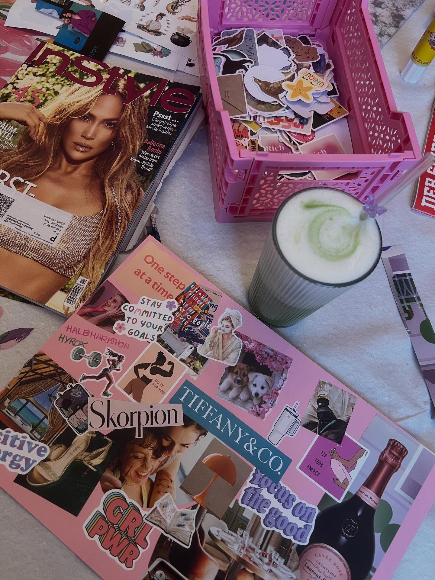 Glow Goals ✨ bei @redupstudio ♥️ Gemeinsam Vision Boards erstellen, eine entspannende Red Light Session erleben und Kollagen-Matcha by @ohmatcha.de genießen 💫