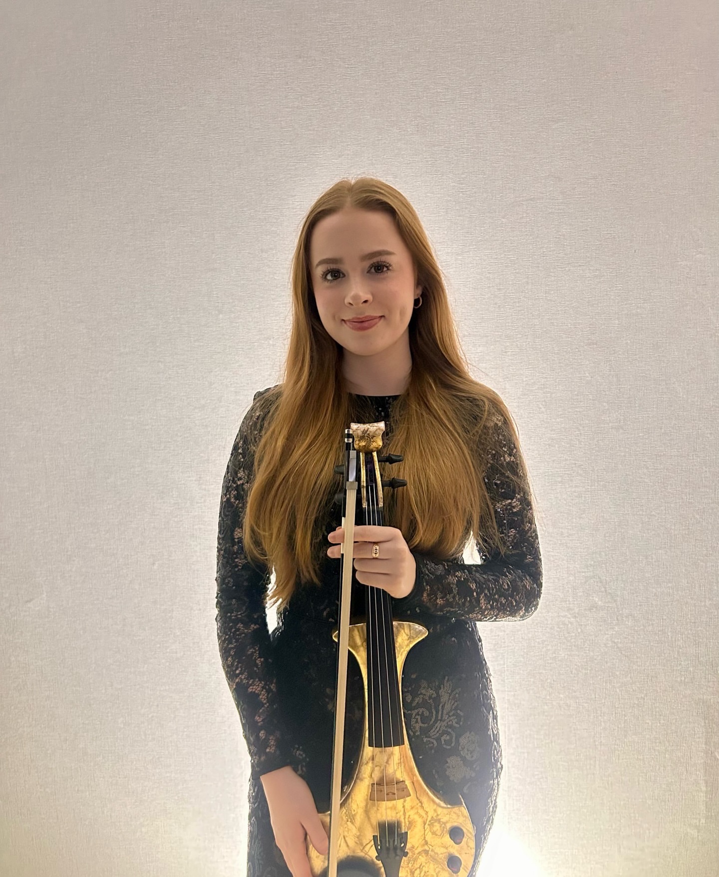 Gold leaf. Fire in the tone. 🐉🎻💛
@jasminemorrisviolin with her Aquila Dragon custom 4-string electric violin.
Slimline hand-finished neck, upgraded electronics, and a powerful, clear output built for serious players. Add Wittner Finetune pegs, wireless compatibility, and custom finishes, and this instrument delivers precision with attitude.
The day of the dragon has arrived. 🔥🎻
.
.
.
#electricviolin #violinist #bridgeviioins #dragonaquila #customelectricviolin