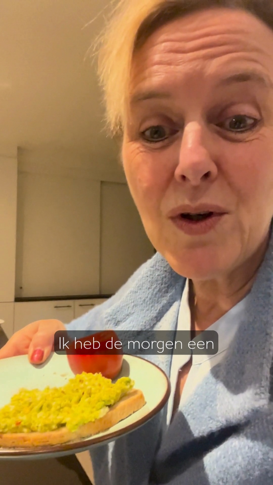 Moet je… of mag/kan je?
Let eens op je taal.
“Ik moet gaan werken.”
“Ik moet naar een trouwfeest.”
Dat voelt een beetje negatief, niet ?
En zeg nu eens :
✨ Ik kan gaan werken.
✨ Ik mag naar een trouwfeest. (ik word uitgenodigd, die mensen hebben mij graag bij hun bijzondere dag)
Hetzelfde feit maar je krijgt een totaal ander gevoel, een andere energie.
Van moeten → naar kiezen.
Van "druk" naar "luchtig"
Woorden sturen je gevoel.
Welke kies jij vandaag?
💬 Welke zin met “moeten” kun jij vandaag ombuigen naar “mogen” of “kunnen”
plaats hem in de comments (ik ben benieuwd )
Liefs, Elly 💋