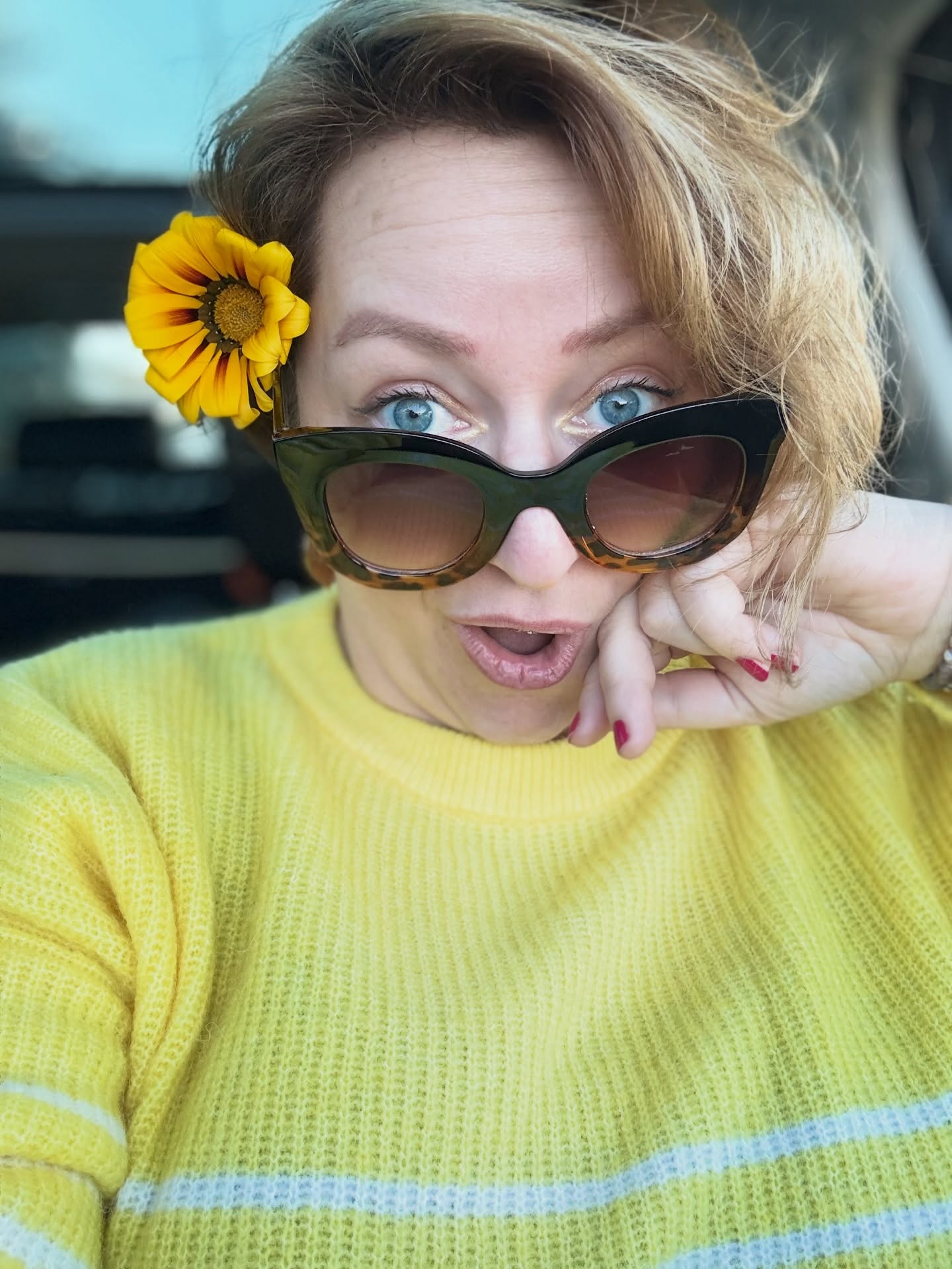 HAPPY ENDING ! ✨
Je voulais faire une petite rétrospective mais mon deuxième prénom est procrastination … alors le voici !
En disant « Ciao 2025 » c’est surtout revoir tout le beau qui s’est passé cette année. Je les note chaque jour dans un petit carnet depuis 2 ans. C’est mon carnet des gratitudes.
Je vous en partage quelques unes, voyez ça comme un condensé de mes petits (ou grands) kiffs annuels 🤩
• Janvier : je suis devenue marraine 🥹 Certaines rêvent d’être mères … d’autres pas ! Ce rôle, je l’attendais depuis toujours. J’espère être à la hauteur du modèle que j’ai eu 🥰
• Février : deux mois après le lancement du crowdfunding, on dépasse les 5 000 € grâce à 124 belles âmes qui croient en moi. 🥂
• Mars : parenthèse parisienne où culture, amitié et joie s’entremêlent avec de belles expos sur la joie et le wax, mes deux passions.
• Avril : j’entre en studio ! Une semaine très intensive de travail (et peu de sommeil) grâce à STH et tous les merveilleux musiciens qui ont répondu présents sur ce projet ! 🫶🏼
• Mai : dans l’objectif de @juliet_airs pour la pochette de l’album. Apprendre à m’aimer, no choice 🤭
• Juin : jouer pour la Fête de la musique avec Lucas au @moulindelapipe, dans un décor à couper le souffle ! 🤩
• Juillet : NYC, Time Square, Central Park … Mais surtout, la comédie musicale composée par la seule et l’unique @aliciakeys 🧡
• Août : road trip en camping-car jusqu’à Chicago où j’en ai pris plein les yeux !
• Septembre : réaliser à quel point je vais mal et décider de me prendre en charge concernant plusieurs points de ma santé que j’avais laissés de côté.
• Octobre : je l’ai fait : mon premier @mudgirlrun ! Avec ma Cuki aux commandes pour un mental d’acier ! Et j’étais super fière de moi !
• Novembre : mon premier @olympiahall avec @benmazue qui a fait briller mes yeux 🥹
• Décembre : des fêtes de fin d’année qui n’avaient jamais été aussi belles avec la surprise de mon frère rentré d’Afrique ! Il y a de quoi planer au-dessus des nuages ⛅️
➕La dernière c’est cadeau : Suka. Qui partage chaque joie et chaque peine. Reconnaissance totale !
Et vous c’est quoi vos petites ou grandes victoires ?
#2025 #reconnaissance #soleil