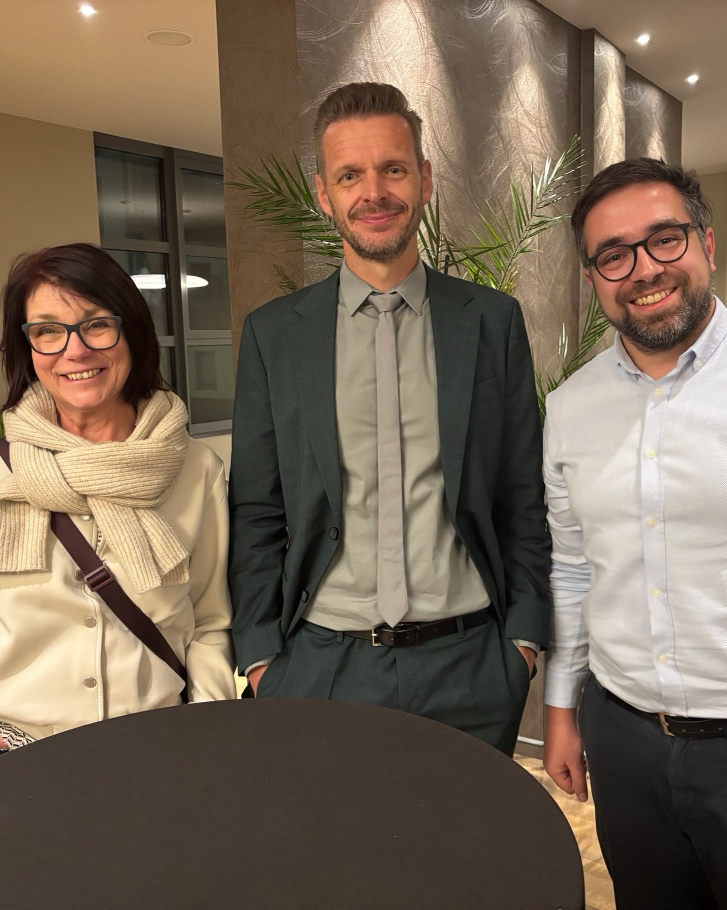 𝗟𝗮𝗰𝗵𝗲𝗻 𝗴𝗲𝗴𝗲𝗻 𝗱𝗲𝗻 𝗘𝗿𝗻𝘀𝘁 𝗱𝗲𝘀 𝗔𝗹𝗹𝘁𝗮𝗴𝘀
Wenn Politik nur noch ernst ist, verliert man irgendwann die Freude daran. Ohne Lachen wird das Engagement dann schnell zum Pflichtprogramm.
Deswegen war ich diese Woche mit meiner Mama bei Florian Schroeders Jahresrückblick in Leipzig. Meine Lachmuskeln haben Überstunden gemacht. Und am Ende gab es noch einen kleinen Fanboy-Moment für mich.