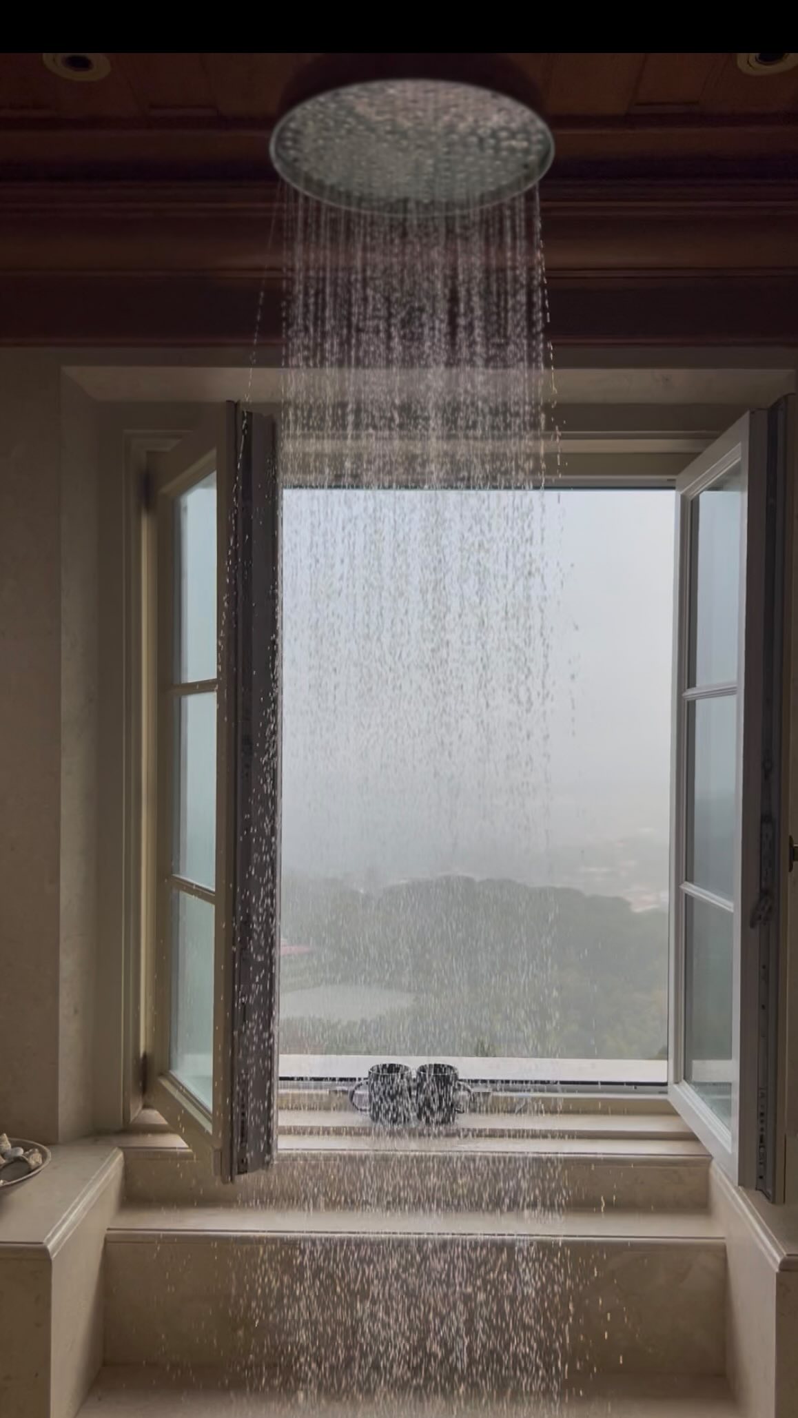 Rain inside, rain outside
#slowstay
#rainymorning
#quietluxury