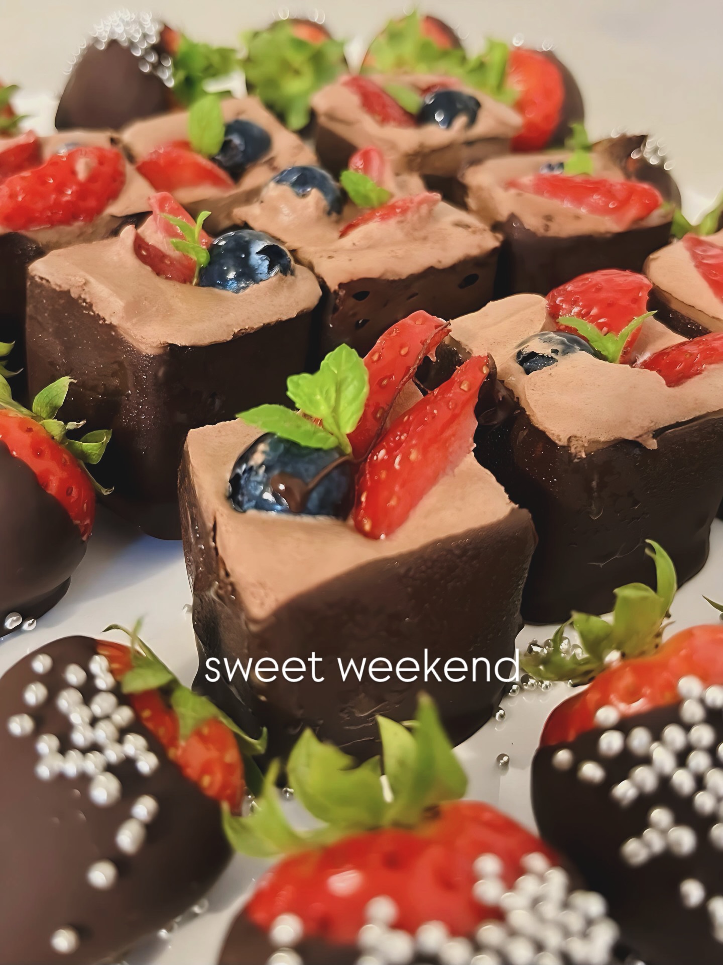 The perfect sweet centerpiece for your next gathering! Consider this your formal invitation to a weekend of indulgence. Who are you bringing to the table? Tag a friend you’d share this with in a heartbeat! ✨ 🍫🤍
#hostingathome #gezelligsamen
#thehaguefoodie #denhaageten
#lekkereten