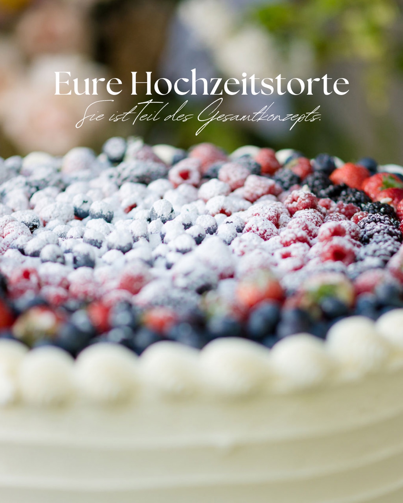 Diese Hochzeitstorte ist kein Dekoelement.
Sie ist Teil des Gesamtkonzepts.
Reduzierte Form.
Natürliche Farben.
Frische Beeren statt Überladenheit.
Auch diese feinen Details halte ich fotografisch fest –
unaufdringlich, zeitlos und mit Blick für das Wesentliche.
Beautiful. Timeless. Unique.
Planung: @kola_weddingz & @annettzollfeldt_fotografie
Foto: @sandraschroeder.weddings
Location: @schloss_albrechtsberg_dresden
„Luxury Content Experience by Annett Zollfeldt Fotografie × KOLA weddingz & parties“
#Heiraten2026
#Hochzeit2026
ElegantWedding
ModernRomance
WeddingInspiration
DestinationWedding
LoveInEveryDetail
#HeiratenInDerSchweiz
WeddingSwitzerland
SwissWeddingPhotographer
LakeLucerneWedding
ZürichWedding
#HeiratenInDeutschland
WeddingGermany
SchlosshochzeitDeutschland
FineArtWeddingGermany
HochzeitsfotografDeutschland
#HeiratenInÖsterreich
WeddingAustria
FineArtWeddingAustria
SchlosshochzeitÖsterreich
HochzeitsfotografÖsterreich
RomanticWedding
WeddingGoals2026
LuxuryWedding
EditorialWedding
weddingphotographereurope