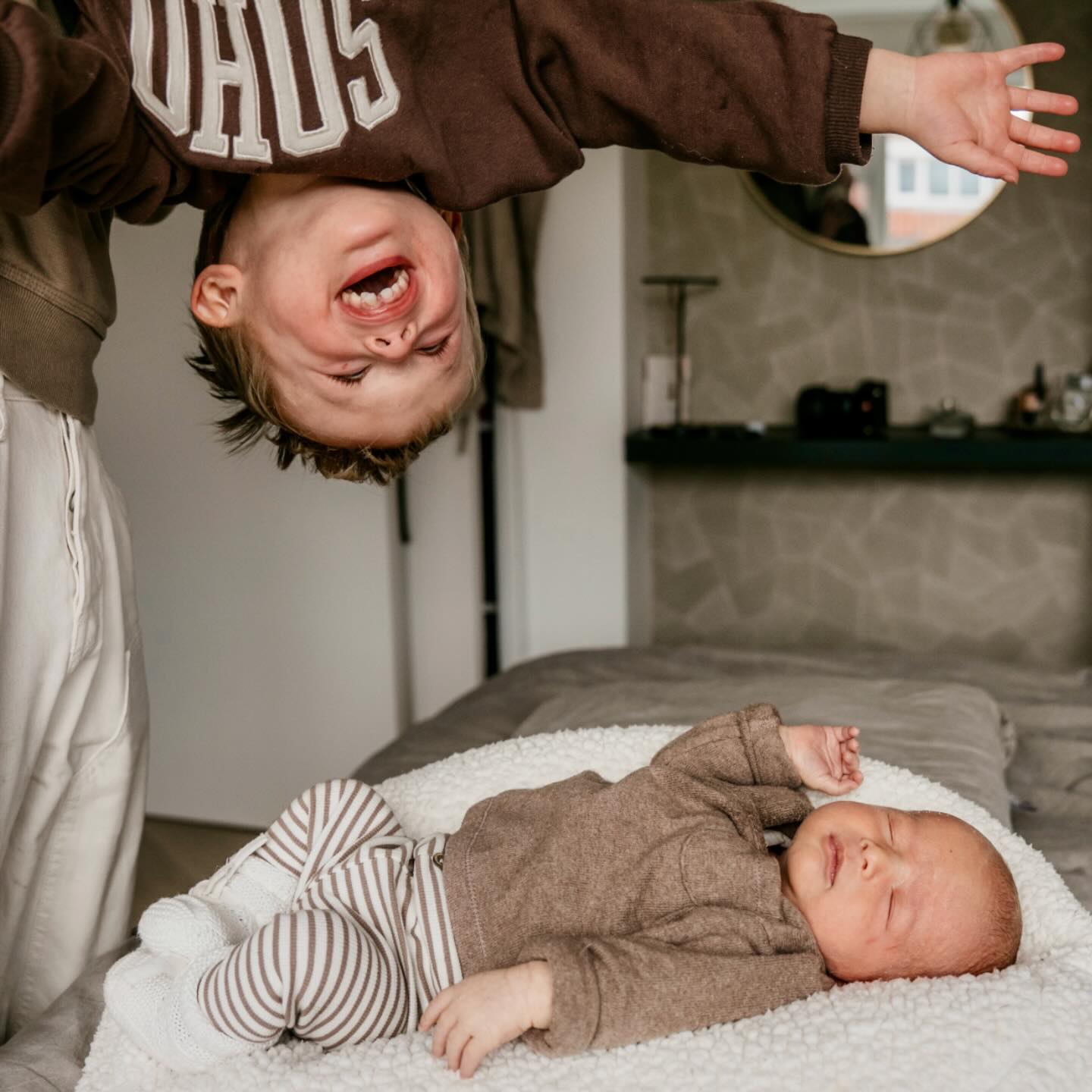Bij de eerste is het: sssssst de baby slaapt….
Bij de tweede: maak maar lekker geluid hoor hij is gewend aan de drukke boel 🤪
#newbornshoot
#newbornfoto
#newbornfotograaf
#allesflits
#newbornflits