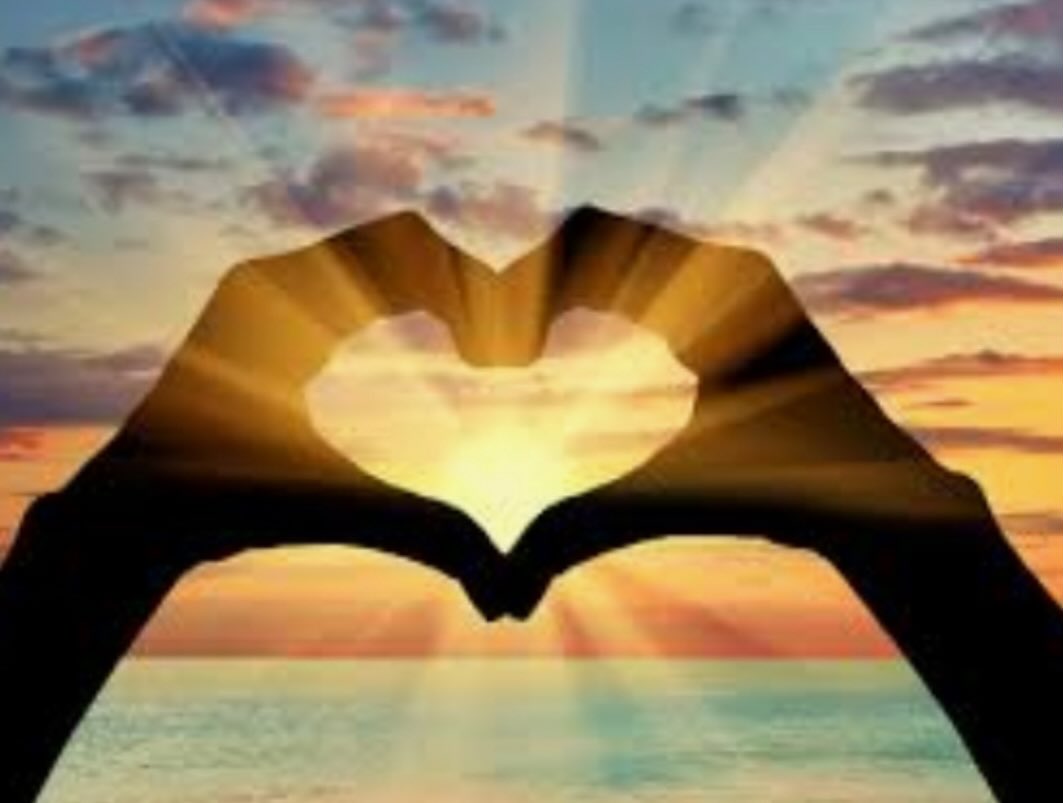 Ceux qui paraissent les plus forts sont souvent les plus sensibles.
.
Cette année, je quitte les « bonne année » et les résolutions. Célébrer en hiver, sous la neige, me semble déconnecté de la nature… et de moi-même.
.
Les événements du 1er janvier à Crans-Montana ont marqué la Suisse. Aujourd’hui, journée nationale de deuil, je pense aux familles touchées, si proches de nous. À travers mon réseau proche, j’ai lu des messages déchirants, des mots que personne ne devrait écrire.
.
On me connaît joyeuse et énergique, mais aujourd’hui, je suis aussi remplie de larmes. Les victimes ont l’âge de mes enfants, ce sont les enfants d'amis, de voisins... Cette tragédie est personnelle.
.
Alors, je propose ceci :
. Respirer : Laisser ces émotions nous traverser, en conscience.
. Pardonner : Une énergie de compassion, dont le monde a tant besoin.
.
Nous sommes tous liés. En prenant soin de nous, nous prenons soin des autres.
.
Rendez-vous fin mars pour célébrer le printemps, le vrai nouvel an de la nature. Avec une énergie renouvelée.
.
Avec tout mon 🖤
Christelle