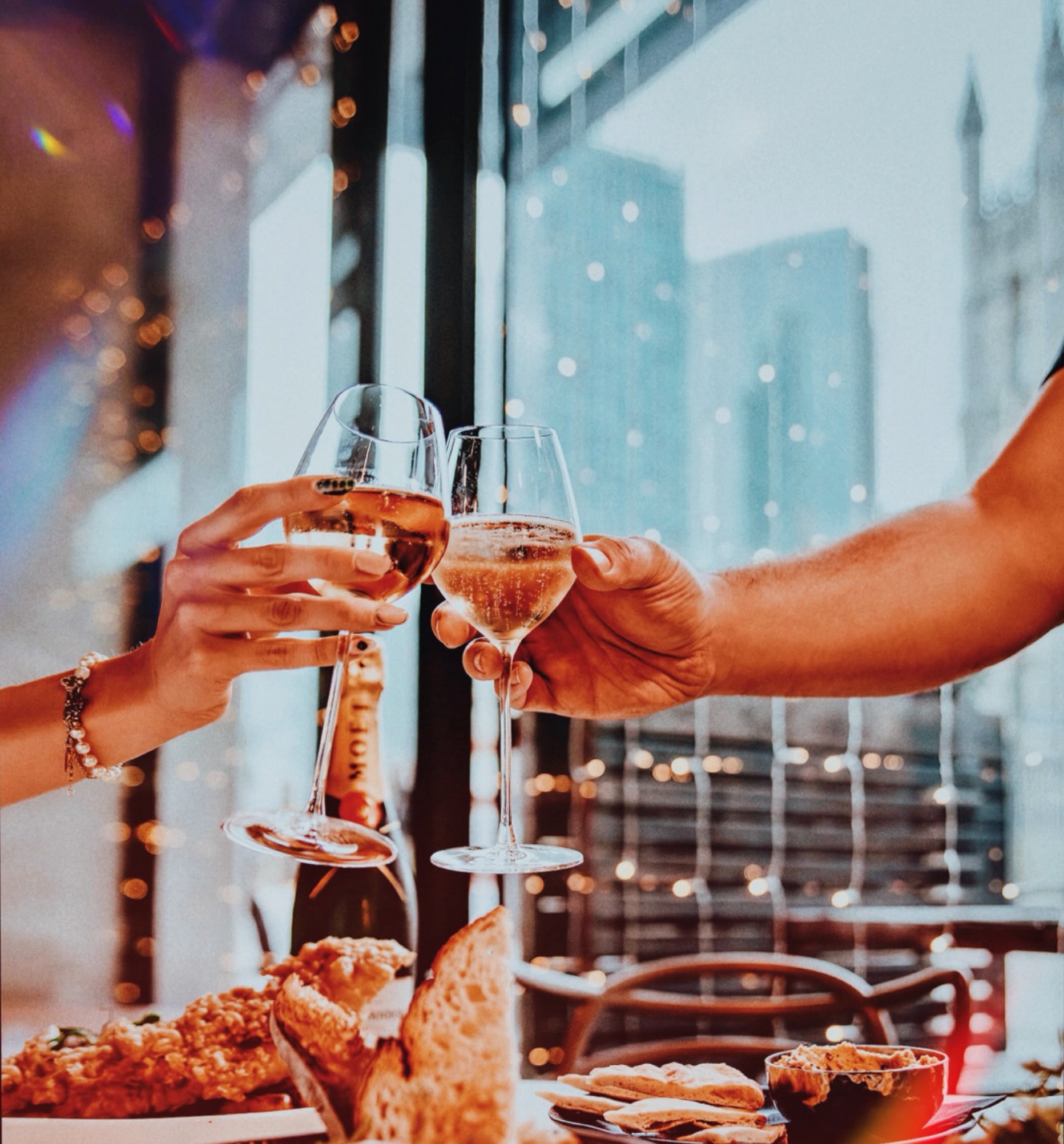 It's our first Thirsty Thursday of the year ! Buy 2 large glasses of any wine and enjoy the rest of the bottle on us! What better way to celebrate surviving the first week of January ?
(Sparkling / champagne not included. Glasses must be ordered simultaneously)
.
.
.
#manchesterbars #deansgate #drinkoffer #winelover #castlefield