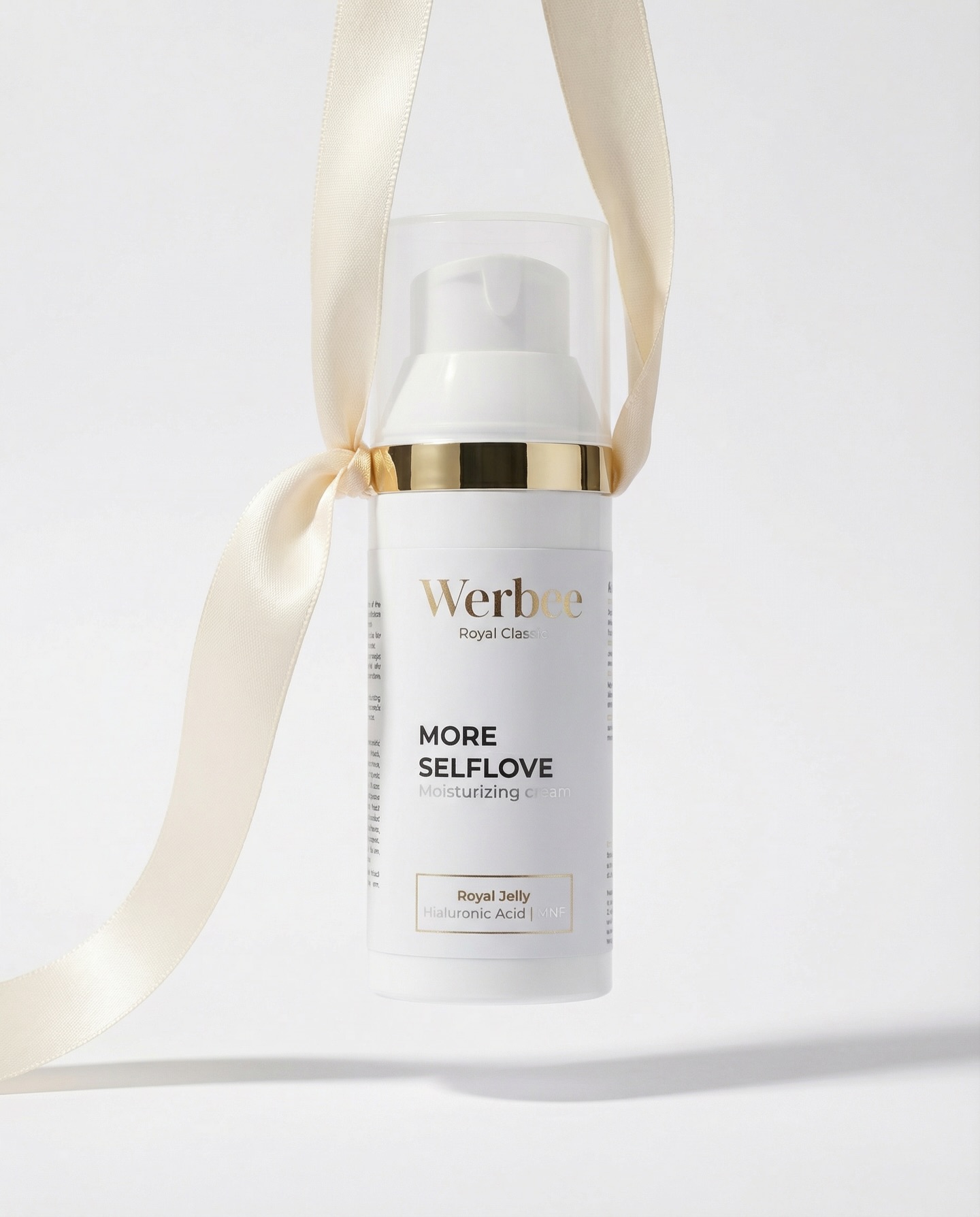 Werbee-More Selflove intensywnie nawilża, wygładza i przywraca komfort nawet najbardziej wymagającej cerze. Jego lekka formuła szybko się wchłania, nie obciąża skóry i pozostawia satynowe wykończenie 💫
Dlatego jest idealny pod makijaż – podkład rozprowadza się równomiernie, wygląda świeżo i utrzymuje nawilżenie , bez rolowania czy uczucia ciężkości.
Bo Twoja skóra zasługuje na More Selflove💛