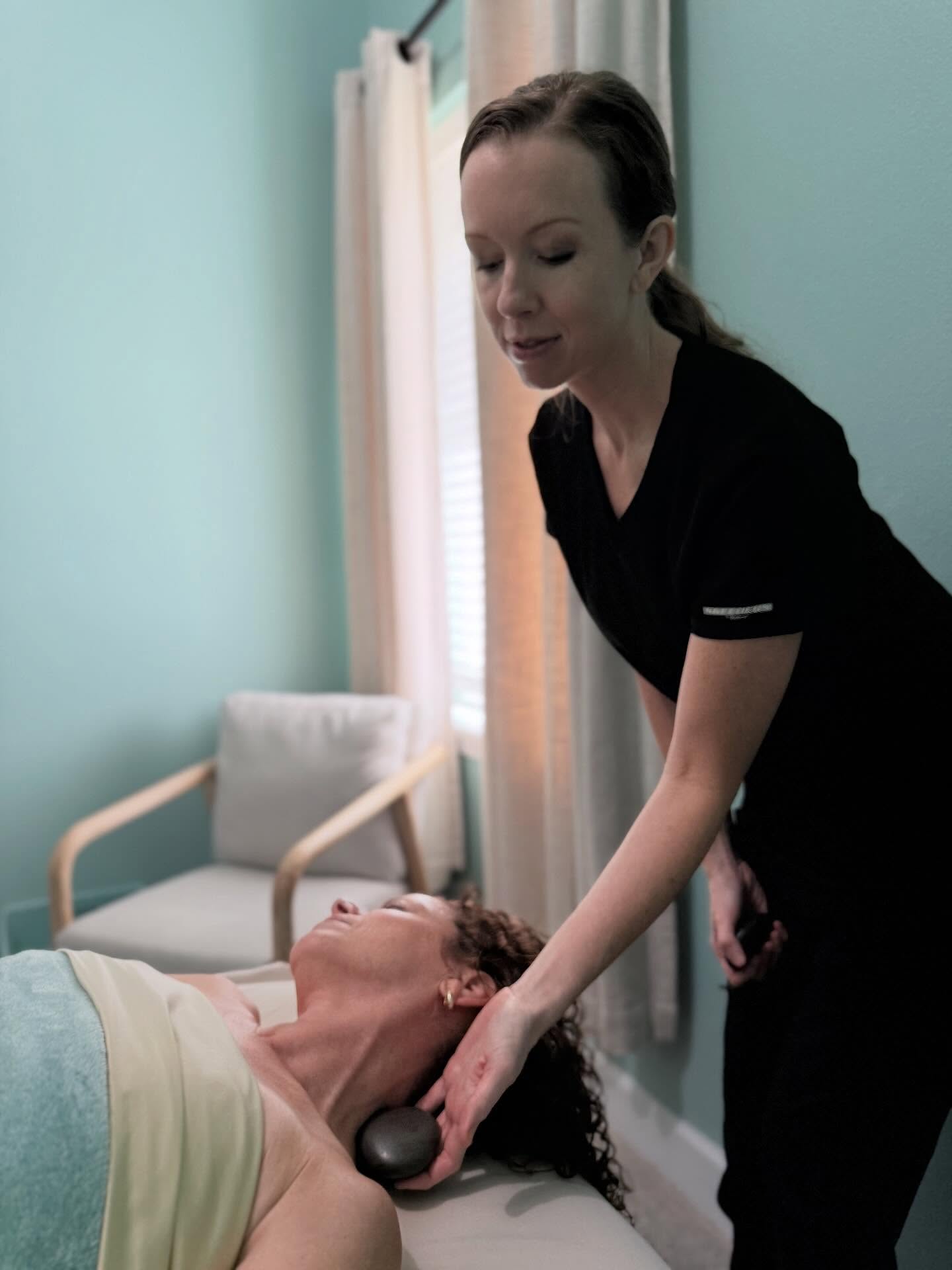 Valentine’s Day is closer than you think ~ consider this your gentle nudge to start planning early for your sweetheart or yourself. 🥰
Our Sweet Heat Massage is back for the season , hot stones, Eminence Sweet Apricot Oil, and a treatment designed to melt tension and soften the skin.
And if you’re picking up flowers too, we’ve got those in-spa from our friends at @pensaflorablooms.