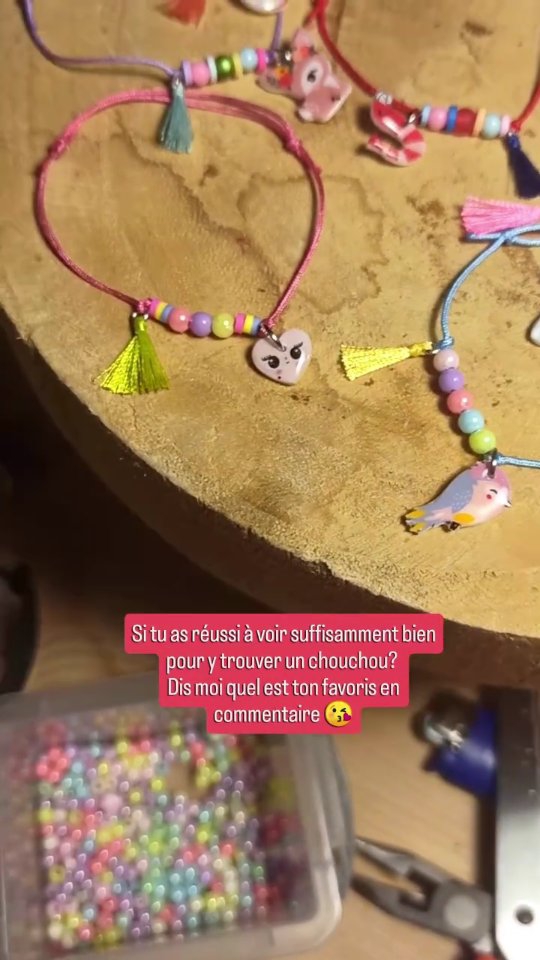 Quand je suis dans ma bulle, dans l'atelier, il m'est souvent difficile de faire des images. Je n'aime pas me couper pour filmer, je ne suis jamais bien installée, l'éclairage qui va bien pour travailler n'est pas forcément celui qui se prête pour filmer... Etc, etc...
Beaucoup passent un temps fou à faire leur contenu et c'est joli comme tout.
Mais moi là, aujourd'hui, j'avais envie de faire mes bijoux, pas un court métrage 😅
J'espère que vous arrivez à apprécier ces bracelets malgré tout!
°°°
Alors vous êtes plutôt biche, chat, oiseaux,crevette,guéparde, renard... ?
🦊🐯🦐🐆🐱🕊
#bijoux #atelier #wip #cute #bracelet