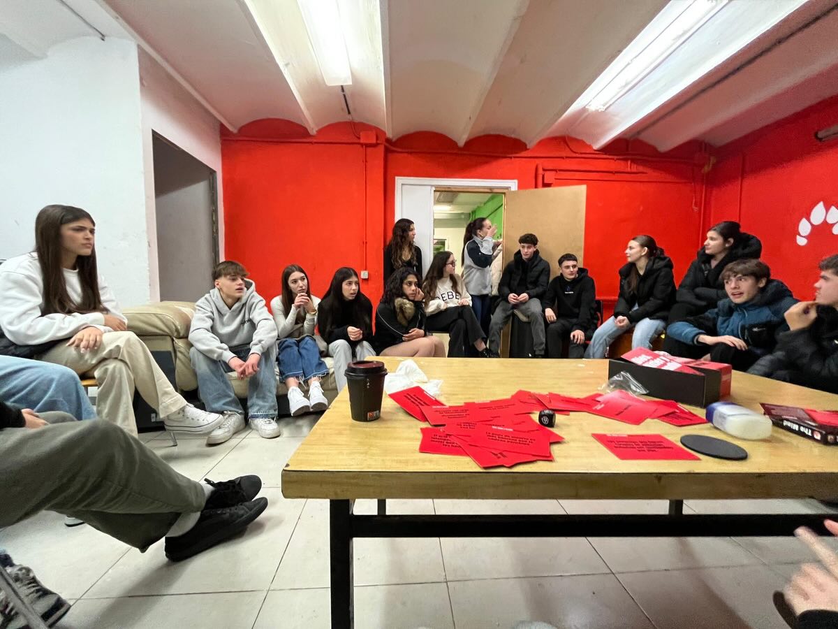 😊Bona tarda famílies!!!! Aquest passat dissabte els infants van fer...
🍄Petits vam tornar a l’habitació del Ronkis i ens va visitar l’Isma. 📜👴Ens va explicar que estava molt trist perquè al costat de casa seva tancava un negoci de tota la vida. Vam fer una gimcana seguint pistes per conèixer alguns comerços de Badalona de tota la vida💙
🐴Mitjans Petits els va visitar el cavaller del xirus aquest dissabte es va trobar a la Laia, que s’havia oblidat de parlar català, els infants vam haver de fer obres en català per ajudar-la a tornar a parlar català!
🩷Mitjans Grans vam donar la benvinguda als premonitors i vam jugar a jocs variats per corre.🏃♀️🏃
😝Grans vam potenciar els nostres sentits per fer una activitat d’endevinar diferents objectes👃🏼👀👂🏻👅
🤩Súpers vam estar fent diversos jocs de cohesió per començar l’any! Després vam fer uns berenars boníssims😋
😲Joves vam fer un joc de debats, alguns divertits i alguns que porten a més controvèrsia, i vam escoltar diferents i arguments de cada debat!🧠
Fins al pròxim dia d'esplai!!🩵🩵🩵