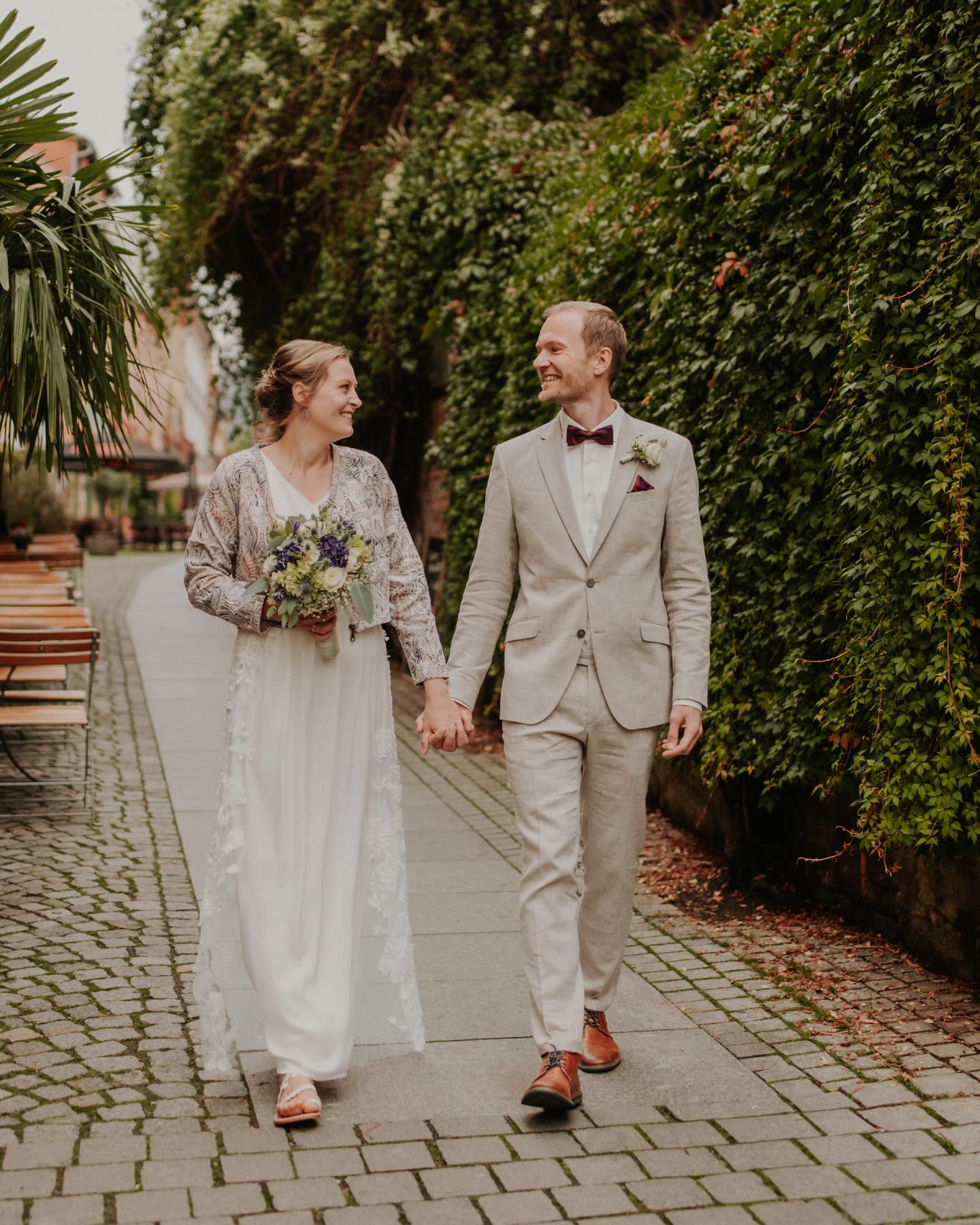 Ein selbstgeschneidertes Brautkleid, ein Bier beim Brautpaarshooting und eine Demo mitten in Jena
– klingt erst einmal skurril, hat diesen Tag aber genau deshalb absolut unvergesslich gemacht.
Diese wunderschöne Herbsthochzeit in Jena war eines meiner persönlichen Highlights letztes Jahr. Nach der standesamtlichen Trauung im engsten Familienkreis ging es für ein urbanes Brautpaarshooting durch das herbstliche Jena. Schon beim Kennenlerngespräch hatte mich die Idee begeistert, an den Orten in der Stadt zu fotografieren, die den beiden über die Jahre besonders ans Herz gewachsen sind und dazu gehörte auch ein kurzer Abstecher zum Studentenclub „Zur Rosen“ (wo uns sogar zwei Bier für die Bilder ausgeliehen wurden 😆)
Als keine Lieblingsplätze mehr übrig waren ging es ins wunderschöne Normannenhaus, wo ich bei der Feier von der lieben Franzi @franziskafriedrich_fotografie unterstützt wurde. Die Stimmung wurde immer ausgelassener, bis der Abend in einer farbenfrohen Party und einem romantischen Kuss zwischen funkelnden Wunderkerzen seinen perfekten Abschluss fand ✨
Danke für euer Vertrauen und diesen unvergesslichen Tag 🤍