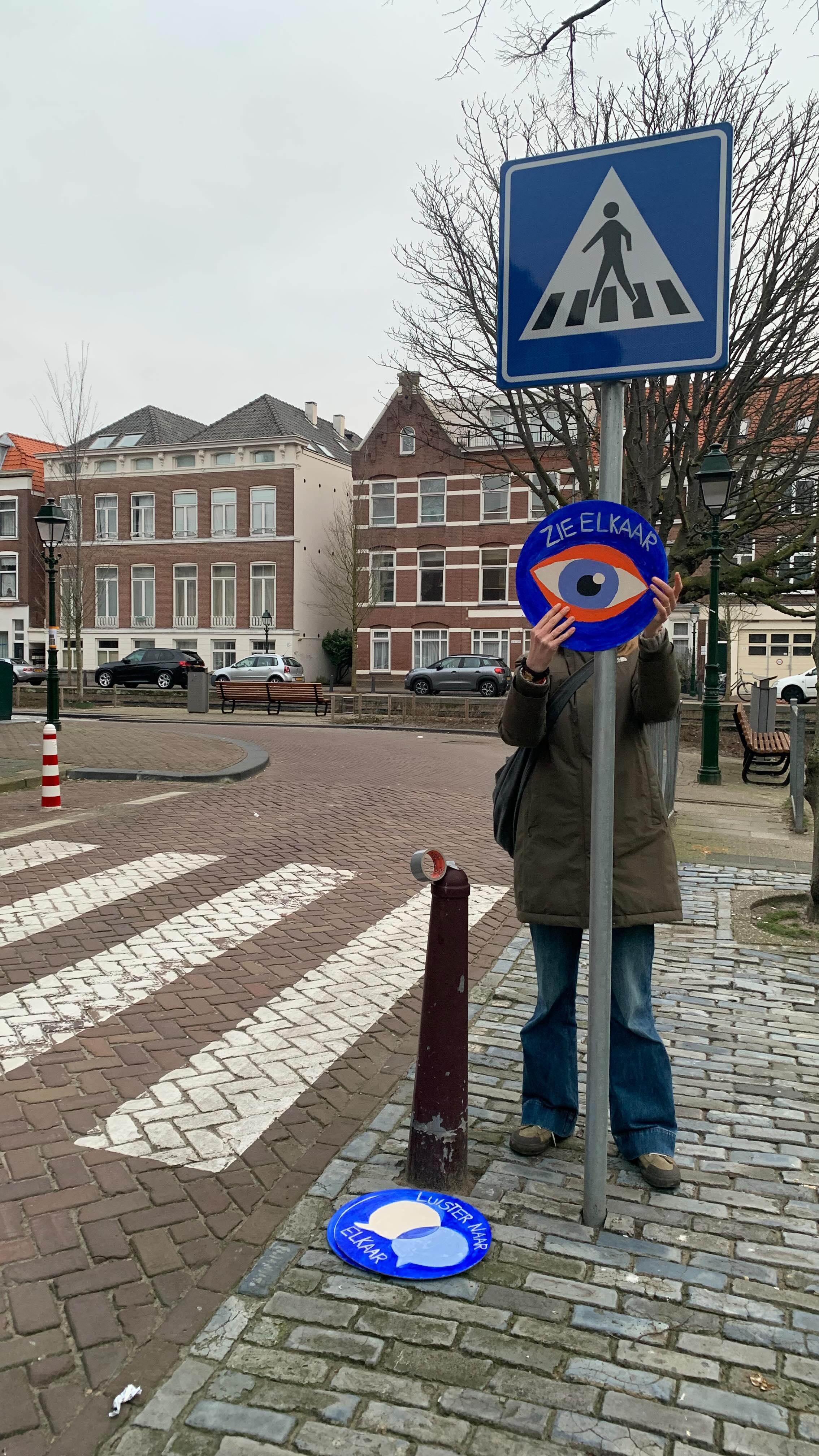 Eén van mijn voornemens voor 2026: meer experimenteren met kunst in de openbare ruimte.
Geen groot gebaar, maar een zachte verstoring van het alledaagse.
Precies daar wordt kunst voor mij onmisbaar.
Ik maakte verkeersborden voor vriendelijkheid 🚦
En dat roept vragen op:
• Hoe komt een boodschap via kunst eigenlijk aan?• Moet kunst een herkenbare vorm hebben, zoals een verkeersbord om dichterbij te voelen?
Mijn eerste bevinding?
Nog vóór iemand het werk écht zag, ontstond er al interactie.
Blikken, glimlachen, opmerkingen van herkenning.
Dit eerste kleine onderzoek voelt nu al geslaagd.
Een stille verstoring van mijn dagelijkse ritme en een onverwacht warme connectie met nieuwe mensen op zondagochtend, 08:30 uur, bij -3 graden.
Kunst werkt. Zelfs (of juist) onderweg
Hoelang zullen ze blijven hangen? Ik ben benieuwd
EN:
One of my intentions for 2026 is to experiment more with art in the public space.
Not a grand gesture, but a gentle disruption of everyday life.
That’s where art becomes indispensable to me.
I created traffic signs for kindness 🚦💛
Which led me to wonder:
📍 How does a message travel when it’s carried by art?
📍 Does it need a familiar form like a traffic sign to feel less distant?
My first observation?
Even while installing the works, interaction already began. Curious looks, smiles, moments of recognition.
This first small research already feels successful.
A quiet disruption of my daily rhythm and an unexpectedly warm connection with new people
on a Sunday morning at 8:30 a.m., at -3°C
Art works. Even (or especially) on the way.