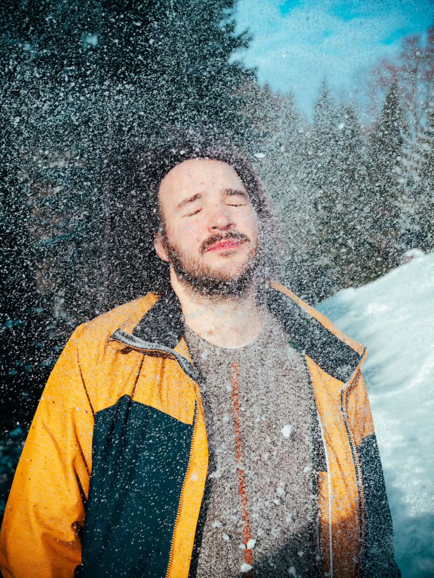 Hab mich letzte Woche mit guten Leuten in ner Hütte im Wald vor Engelberg verkrochen. Wohlfühlort. Aber wie sagt man so schön? What happens in Engelberg, stays in Engelberg. Ausser mir. Ich bin nicht gestayed. Ich bin wieder zurück. Im Tal. Und Leute: WTF is happening in the rest of the Welt? Und wie sollten wir viel öfters und viel lauter in die Gesichter der verantwortlichen Männer schreien? "What happens in the rest of the Welt, should not happen in the rest of the Welt!"
Aber meine gute Laune lass ich mir vom Weltuntergang sicher nicht verderben. Ich bringe schöne Fotos, frische Energie und viele Termine mit Auftritten aus Engelberg. Die Jahresdiagnose ist unser Jahresrückblick vom 2025. Noch einmal zurückschauen auf ein Jahr, in dem alles viel besser war! Kann ich sehr empfehlen!
JAHRESDIAGNOSE
09.1 - Kerzers @kulturkeller_gerbestock
10.1. - Mühleturnen @alti_moschti
15.1. - Baar
17.1. - Wohlen @sternensaal_wohlen
19.1. - Luzern @kleintheaterluzern
22.1 - Basel @teufelhofbasel
23.1 - Nidau @kreuznidau
24.1 - Flaach
30.1 - Ehrendingen @buehneheimat
05.2 - Herzogenbuchsee (Derniere) @kreuzherzogenbuchsee
TABLETT VOLL GLITZERNDER SNAPSHOTS
31.1. - Kreuzlingen
POETRY SLAM
14.1. - Zürich @slambosszuerich
Dazwisch arbeite ich übrigens ab meinem neuen Stück. Premiere im Oktober. Wer erste Infos will trägt sich am besten in meinen Newsletter ein => DM mit Mailadresse an mich!
Bis gli