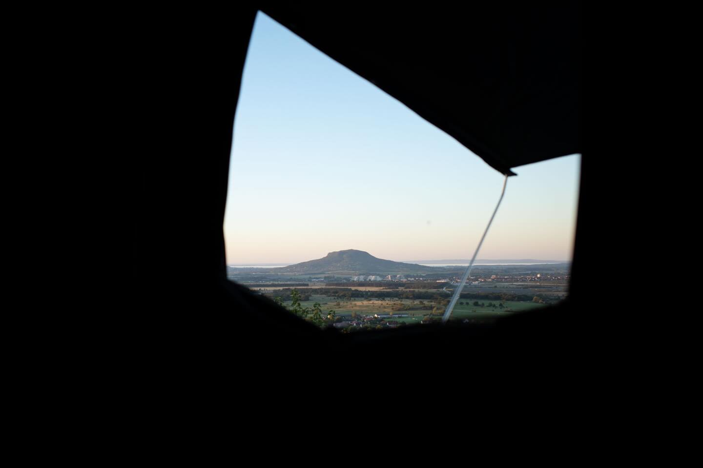 Friss, tiszta levegő, csodás kilátás. Egy alap tetősátras reggel. Te kipróbálnád?⛰️
Ha Tapolca környékén jársz, ezt a helyet mindenképp ki kell próbálnod! Már késő este volt, amikor a Haláp-hegyen lévő Haláp-tanösvény parkolójába értem. (Jobb oldali kis eldugottabb parkoló). Sátornyitás, hálózsák bontás és kész is volt a szállás. Így a pihenésig fennmaradó időben még egy hűsítő sör is belefért. Reggel kihúztam a sátor ablakát és ez a kilátás fogadott. 🌄
Tetősátorral utazni egy teljesen új kaland és tapasztalás lehet.
Nem az úticél körül forog minden, hanem az út maga is része lesz az élménynek.
Ott állsz meg, ahol jólesik. Este nem szállást keresel, csak egy jó helyet.
A sátor egy perc alatt készen áll arra, hogy birtokba vedd. Védelmet nyújthat, vagy akár rögtönzött vadlesként is szolgálhat. 🦊🐦🐗
A jó élményekhez nem kell lemondani a kényelemről.🏞️☕
#zalahalap #napkelte #tetosatorberles #rooftoptentliving #rooftoptent