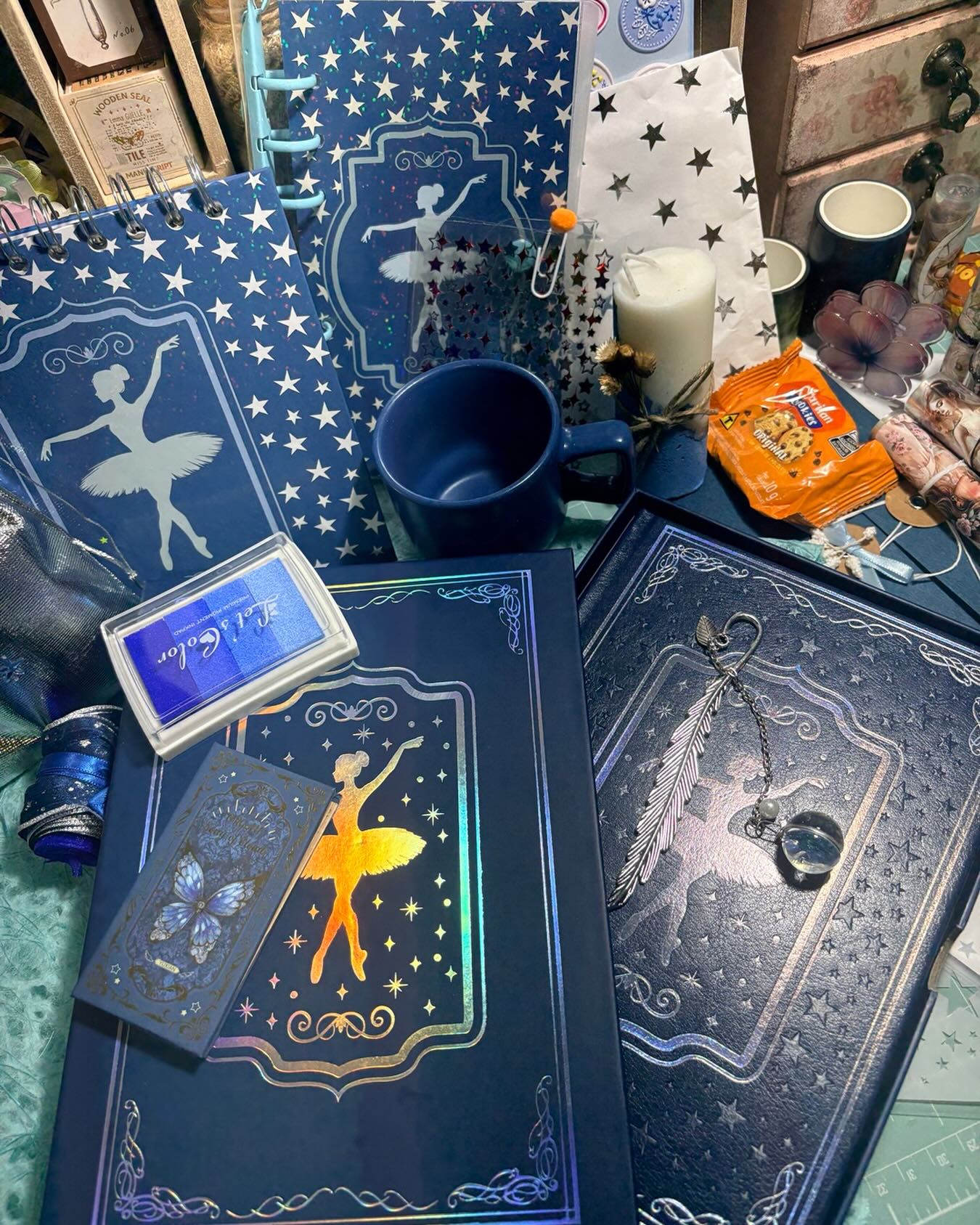 Curtindo muito meu #calendariodoadvento da @artbellapapelaria. Apesar do atraso causado pelos correios, recebi um presentão fora de hora que me deixou encantada. Rafa, obrigada pelo carinho e cuidado, como sempre estava tudo perfeito 🤍💙