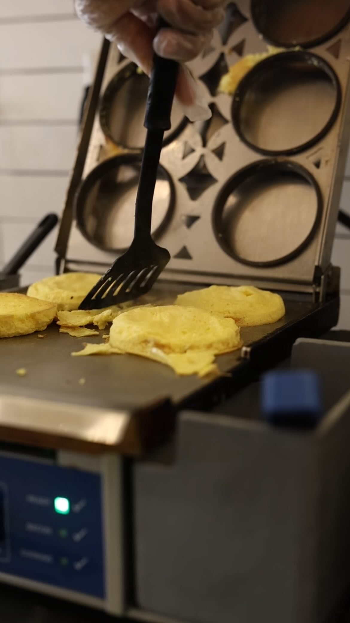 We crack 60+ dozen fresh eggs by hand every week. #BagelsonPark 🥚💪🏼
#fresh #bagel #nj #njeats