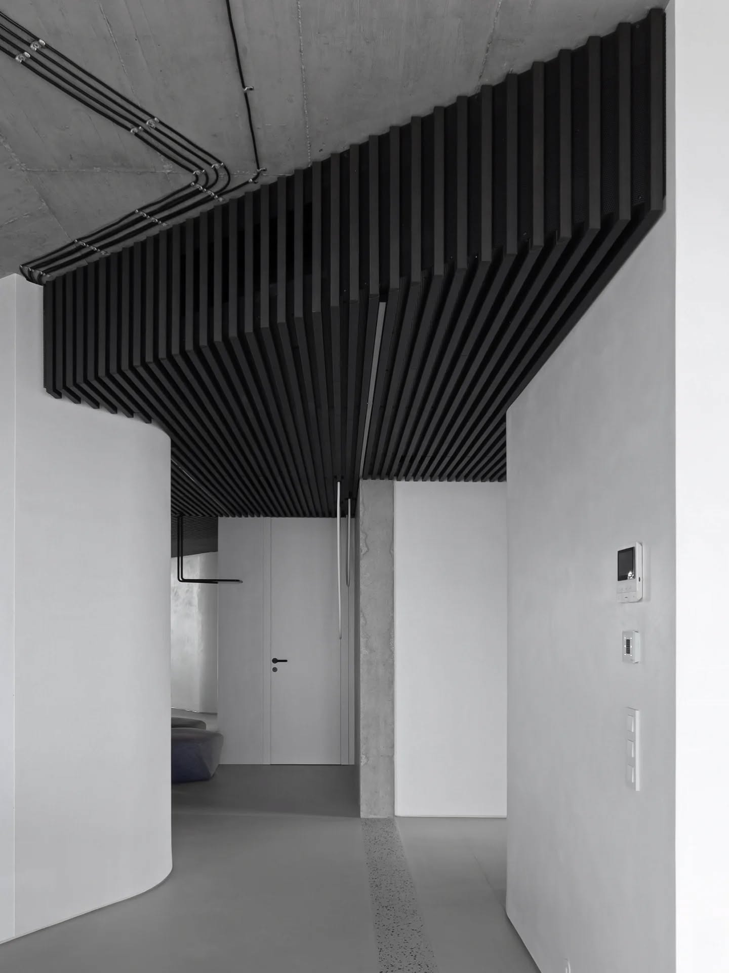 To najlepsie z tohto bytu na koniec ;) strop z perforovaneho plechu s dyhovanymi lamelkami. #lamela #obkladstropu #svetelnystrop #bathroomdesign #woodworking
✏️📐📏@archstyl.architects