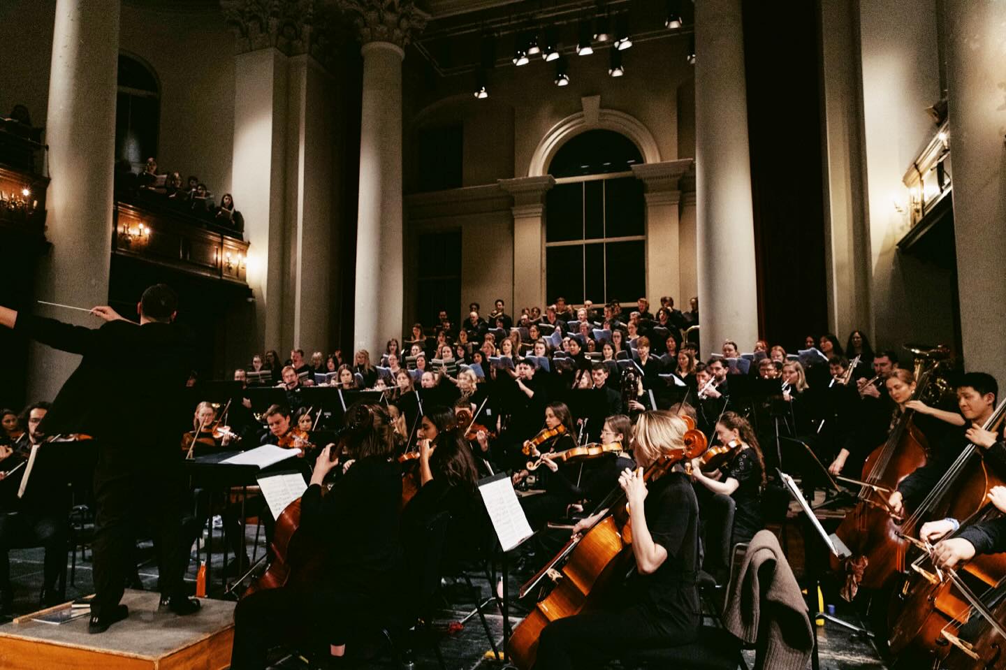 We cannot wait to be back at Smith Square Hall in less than a month’s time! Here’s a throwback to our epic performance of Vaughan Williams’ A Sea Symphony almost 2 years ago with @coventgardenchorus, Costanza Chorus and @cantus_ensemble! Tickets to an evening of music inspired by Romeo and Juliet available via the link in our bio 💔