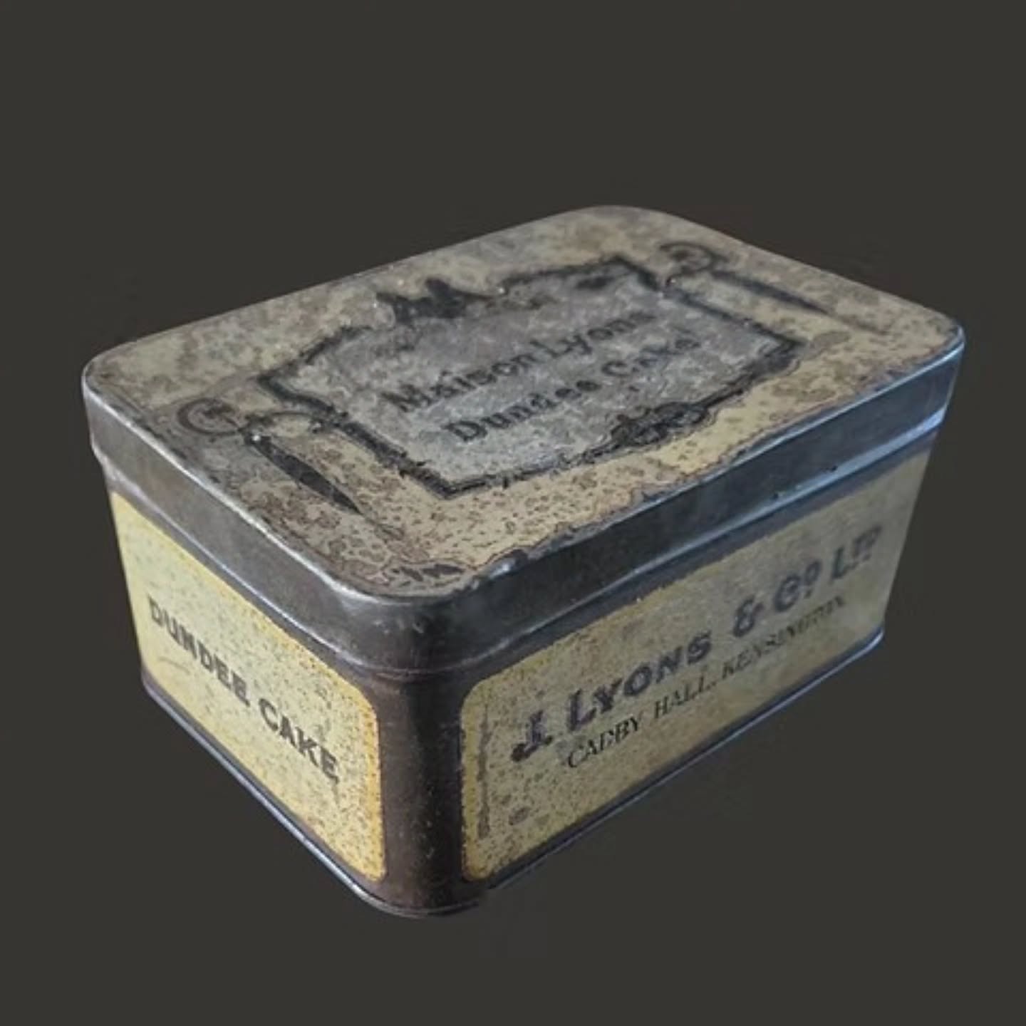 Antique Edwardian J. Lyons Maison Lyons Dundee Cake Tin Cadby Hall Kensington | https://share.google/6iAA47SKhWaXzrkom