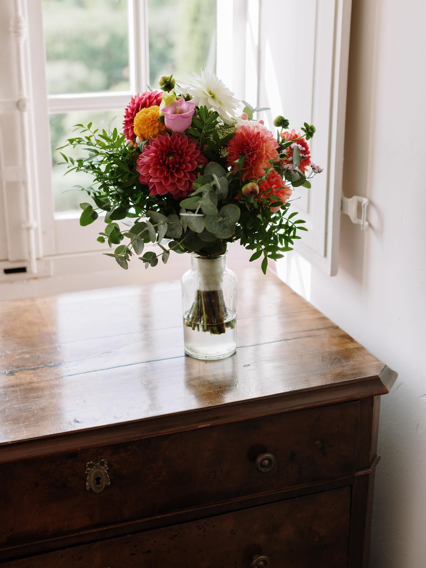 Un mariage en toute élégance célébré entre le @chateau_castellaras et @chateau_de_vaugrenier cet été.
Robe. @rimearodaky
Domaine. @chateau_de_vaugrenier
