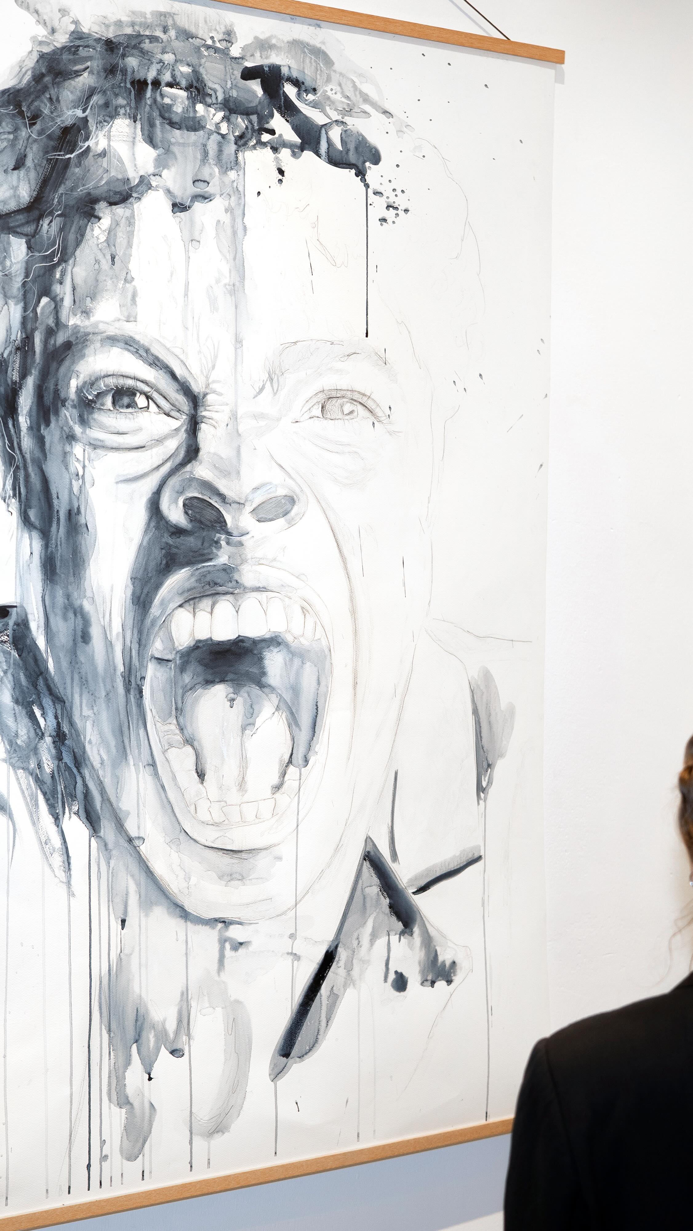 Einige Gedanken und Stimmen aus dem Raum der Ausstellung.
Bist du stolz? Diese Frage wurde mir während der Ausstellung am häufigsten gestellt.
Und ich konnte sie lange nicht beantworten. Ja, es gab Momente von Stolz. Viel stärker war etwas anderes. Die Ausstellung war nie als leere Hülle gedacht. Es gab kein „um zu“. Die Bilder sind aus etwas Unaussprechbarem entstanden – und durften genau so im Raum stehen.
Es ging und geht schon immer, um das Malen an sich und die Momente miteinander. Mit euch zu SEIN, zuzuhören, zu erleben, vor Ort, in einem Raum. Es war an der Zeit, dass ich herausfinden musste, worin Resonanz entsteht, wenn ich auf Menschen mit den Bildern treffe. Was kann da entstehen? Also eine Neugierigkeit. Deswegen konnte ich die Frage damals nicht beantworten.
Die folgenden Aussagen stammen aus Gesprächen mit Besucher:innen während der Ausstellung.
Ein paar der Aussagen sind bei mir hängen geblieben.
“Ist das eigentlich eine Frau?”
“Die Interpretation der Gesichter ändert sich, wenn man gesagt bekommt, dass es ursprünglich als ein anderes Geschlecht interpretiert wurde.”
“Als Frau, lese ich “Hoffnung” unsicher und als Mann eher selbstbestimmt oder fokussiert.” - Unterhaltung über die Gesichter, vor Hoffnung
”Ja, das kenne ich, die Angst vor der Angst. Ich hatte mal eine Depression und da hat mich die Angst so beeinträchtigt, dass ich nicht mal mehr vor die Tür gegangen bin.” - Angst
“I know that feeling, it‘s been a long time since I felt that way.” - Liebe.
“I think my boyfriend feels this way now. He’s very hard on himself, I wish I could help him.” - Spontane Unterhaltung zwischen Liebe, Scham und Gefühllosigkeit
“Sehnsucht ist etwas sehr problematisches für mich.” - Unterhaltung vor Hoffnung
“Ich muss jetzt eine Runde spazieren gehen, wenn ich wiederkomme wünsche ich mir mehr Raum zu sprechen.” - Unterhaltung im Kreis zwischen Leidenschaft, Sich-fremd-sein, Angst, Vertrauen und Verantwortungsgefühl.
Weiter geht’s in den Kommentaren #fühlendediedenken #charlottejeroma #artresearch #exhibitionspace #contemporyart