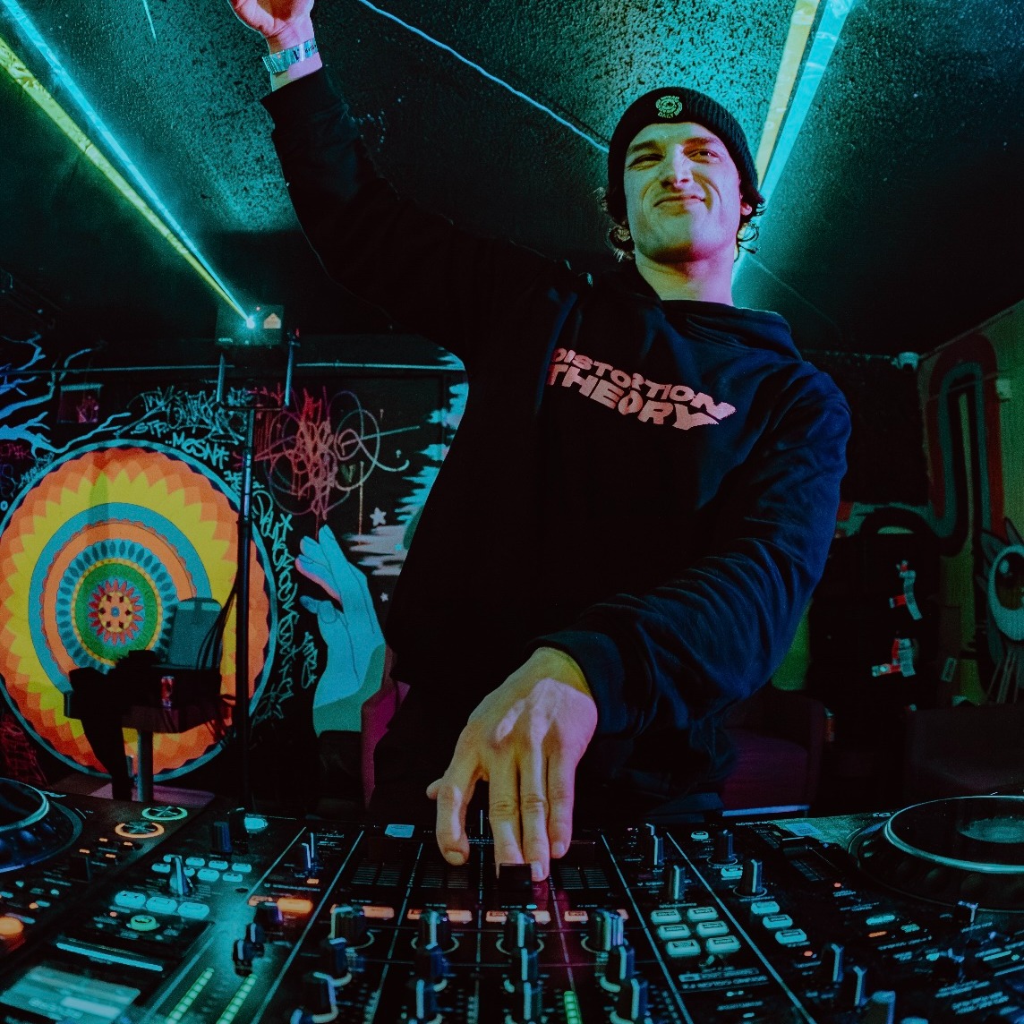 Welcome to EPKit, Brownee ⚡️
Brownee is an electronic music producer and DJ rooted in 140 BPM dubstep and experimental bass, blending late 90s and early 2000s hip hop influence into punchy drums, sharp patterns, and heavy bass lines. His sound pulls inspiration from artists like Tape B, Effin, and Levity, while carving out a lane that feels both nostalgic and forward moving.
Based in Denver, CO with ties to Wilmington, NC, Brownee has played across the Denver scene including The Black Box main room, headlined Larimer Lounge, and provided direct support for Asper at Bar Standard. Momentum continues to build with recent collaborations connected to Wakaan and tracks being played at major festivals and venues like Seven Stars, Wakaan Fest, and Red Rocks Amphitheatre.
We are excited to have Brownee on EPKit and to help present his work in one clean, professional link.
Follow and explore his world 👇
@browneedub
#EPKit #ElectronicMusic #Dubstep #ExperimentalBass #DenverMusic #BassMusic #ArtistWelcome