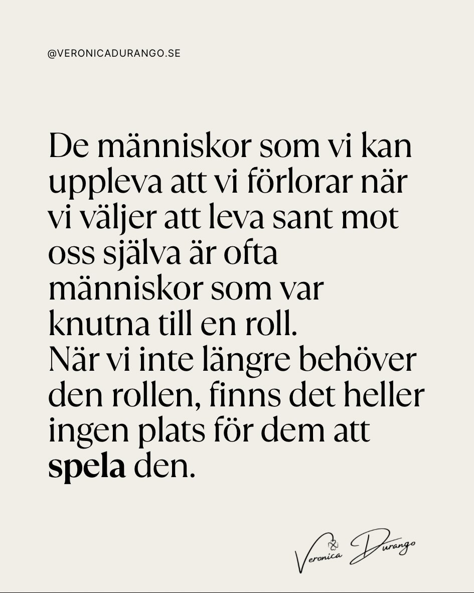 Autenticitet har ett pris, men också en befrielse. Att leva sant innebär att inte längre bära masker för att bli älskad eller accepterad.
Du förlorar inte människor. Du lämnar roller. Och de som inte kan möta dig bortom dem kan inte följa med vidare.
Det behöver få vara ditt liv. Du får välja att leva utan att uppleva skam eller skuld. Dessa känslor är överlevnad och du går emot att leva.💚