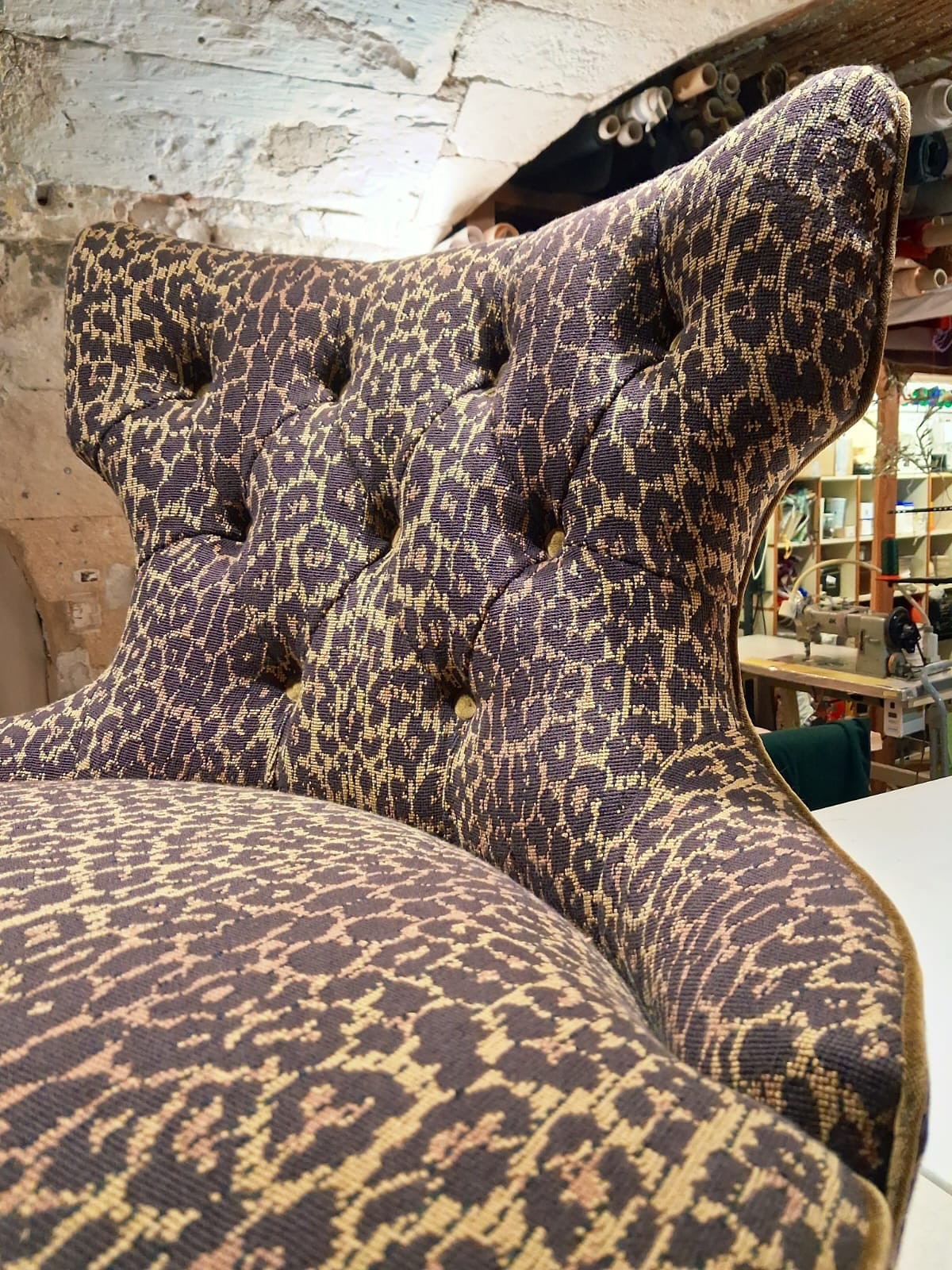 Recouverture d’un fauteuil @bakerfurniture
Tissu fourni par le client.
Passepoils et boutons confectionnés dans un velours @rubellifrance le Spritz Bronzo.