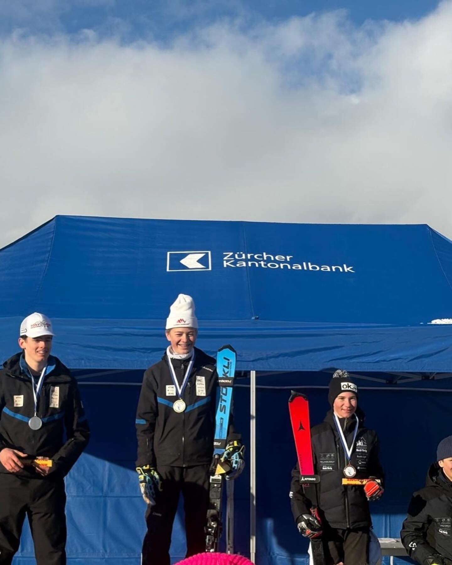 Podestplätze in Obersaxen und Hochstuckli! Der Slalom in Obersaxen bescherte Jan den zweiten Sieg🥇💪💪 innert 24h. Yven auf Platz 3🥉💪 komplettiert den erfolgreichen Tag in Obersaxen. Als Zugabe gewinnt Jan die Gesamtwertung 🏆aus beiden Rennen.
Im Stuckli brilliert Remo als Zweiter 🥈💪 im erstmalig ausgetragenen PLS!
