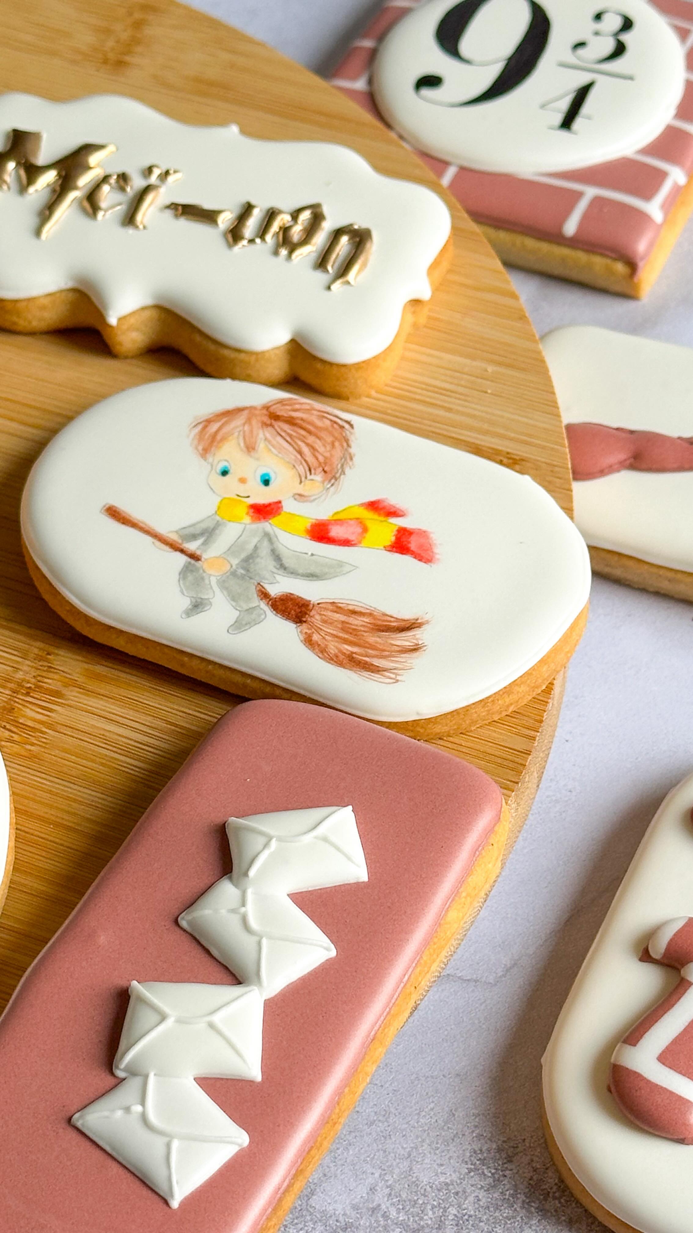 Un nouveau coffret de biscuits décorés mélangeant glaçage et peinture!
De nouveaux designs pour un coffret unique sur le thème Harry Potter.
__________________
Karu Sweets Design | Biscuiterie artisanale & personnalisée
🧑🏾🍳 Christmina, biscuitière passionnée
🍪 Biscuits sur mesure,personnalisés, pour tous les événements
🤲🏾 Entièrement fait à la main, du biscuit au décor
📦 Livraison en France métropolitaine et dans les DROM
🛒 Click & Collect Orly (94)
Commande en MP ou sur le site (délai 14 jours minimum)
www.karusweetsdesign.com