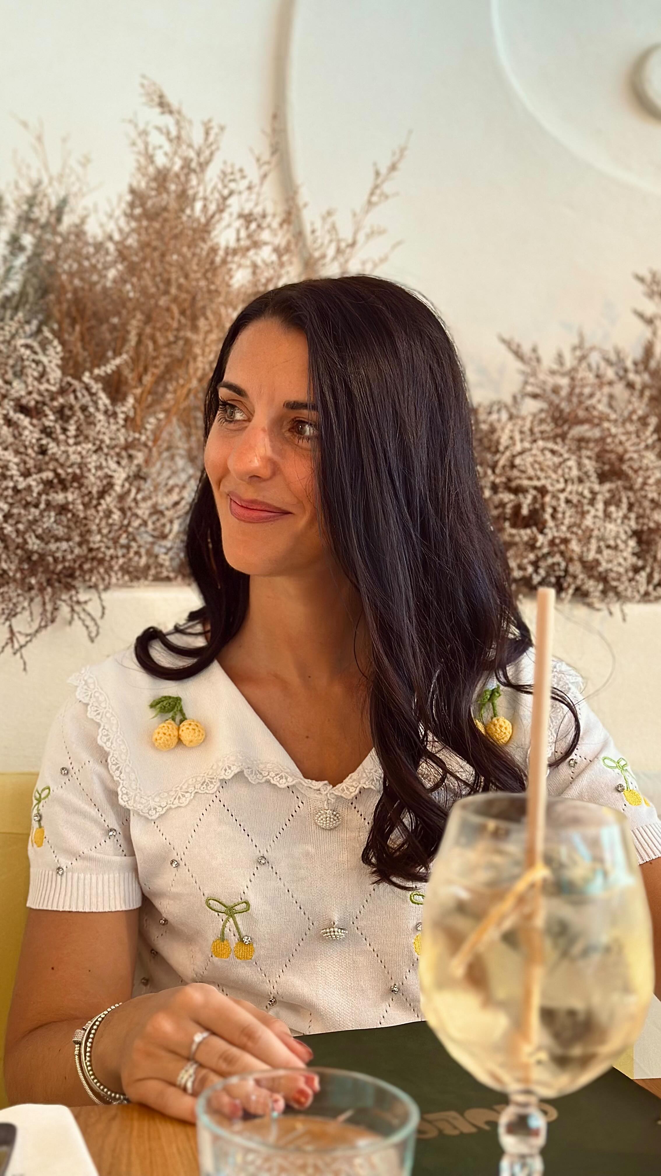 🍸✨ Et vous… les résolutions 2026, ça en est où ?
Parce qu’on connaît tous ce moment où on dit « cette année je m’y tiens »… et puis le quotidien revient 😅
Mais rappelle-toi :
👉 Ce ne sont pas les résolutions qui comptent, ce sont les petites actions répétées
👉 Pas besoin d’être parfait, juste constant
👉 Et avec les bonnes méthodes… tu tiens enfin tes objectifs 🔥
Tu veux vraiment t’y tenir cette année ?
🎯 Trouvons ensemble les solutions qui fonctionnent pour TOI.
_
Je suis Julie, experte minceur & fondatrice du Cabinet JOLIE.
Sur ce compte, je t’apprends à mincir sans régime, à te réconcilier avec la nourriture et à obtenir des résultats visibles, sans frustration.