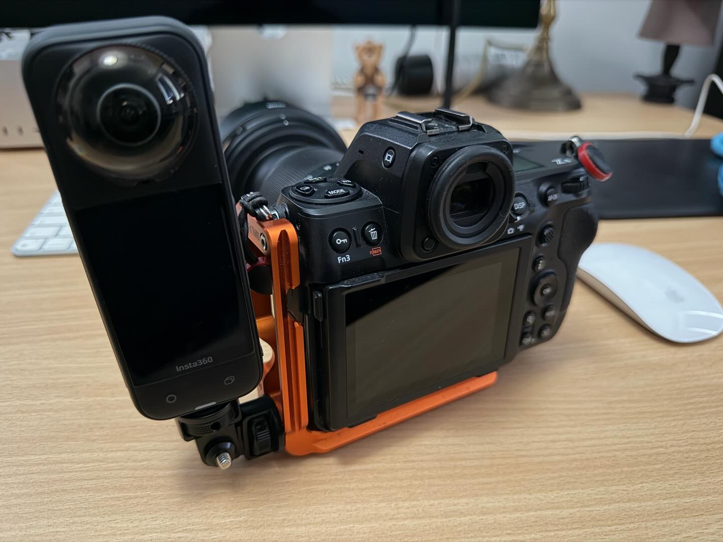 I’m liking my new 90degree mount for the @insta360 camera. I can now mount my 360 camera on my @3leggedthing L bracket and not on my hot shoe, which now leaves this clear for my flash. Happy days. 🤩