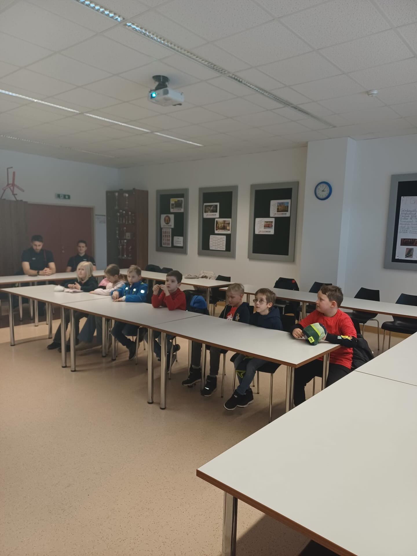 10.01.2026 – ein heißer 🔥🔥 Beginn des neuen Jahres, des neuen „Feuerwehr-Kids-Jahres“!
Viele lustige, aufregende und lehrreiche Themen hatten wir wieder am Programm. Von der „Kenntnis der eigenen Adresse“ (um beim Anrufe einer Notrufnummer auch den Notfallort bekanntgeben zu können), vom Erläutern der Gefahren bei trockenen Adventkränzen und Christbäumen 🎄bis hin zum „final Szenario“: einem echten Brand 🔥 von Christbäumen und Adventkränzen, welche abschließend mit realen Pulverlöschern 🧯🧯und 2 Kübelspritzen von den Kids gelöscht wurden.
Zusammengefasst ein aufregendes Erlebnis, auch wenn es draußen „recht kalt war“. Das schöne Feuer der Christbäume hat uns dann aber viel Wärme 🔥gegeben und das Leuchten in den Augen kam nicht nur durch den Feuerschein, sondern durch die „Freude beim Tun“.
Bis zum nächsten Mal liebe Feuerwehrkids! Wir freuen uns auf Euch! ❤️🙋♂️🤗🫡
© SJF