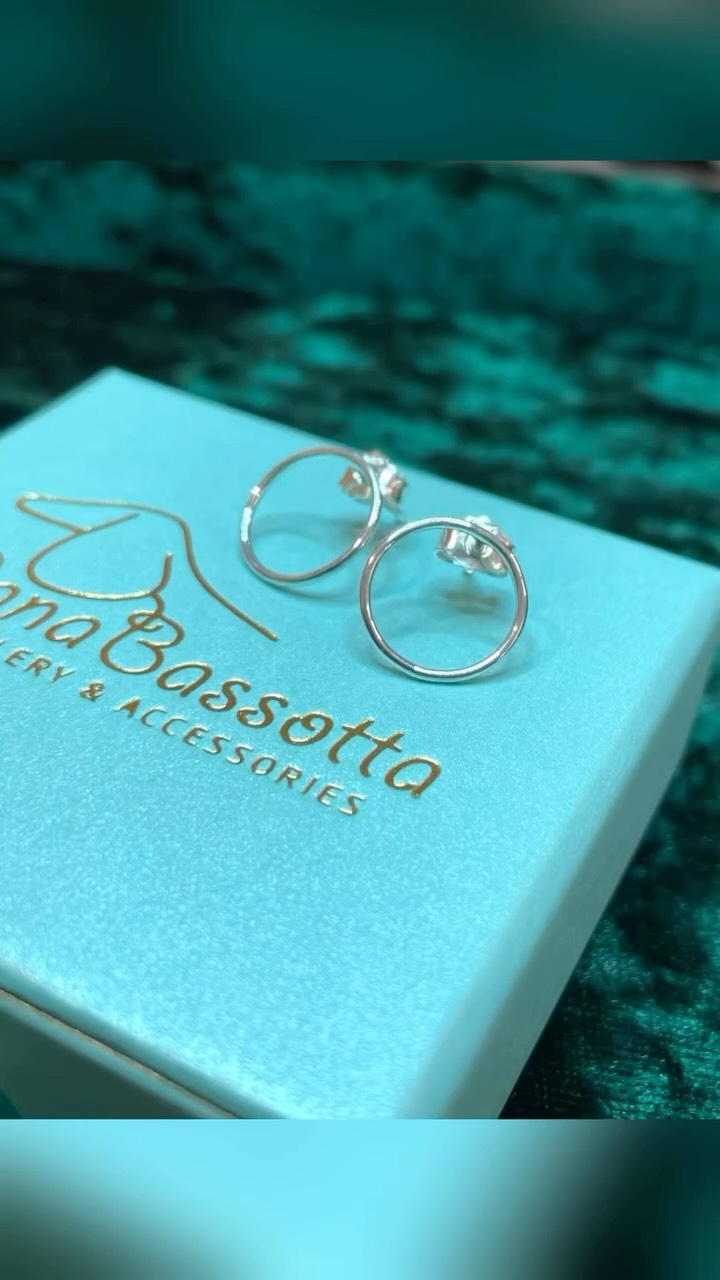 Even the most minimal earrings require skill, precision, and a surprising number of tools☝️🤓💪
From raw silver to finished studs☝️:
• measuring and cutting the wire
• annealing the metal
• forming clean, even circles
• soldering and securing the posts
• filing and refining every joint
• sanding through multiple grits
• polishing to a soft shine
• final cleaning and inspection
Minimal jewelry is never just “simple”.
It’s the result of experience, patience, and many hands-on steps❤️
✨ Handmade in sterling silver
✨ Made slowly, made to last
#processvideo #silverstuds #handmadejewelry #silversmith #minimaljewelry