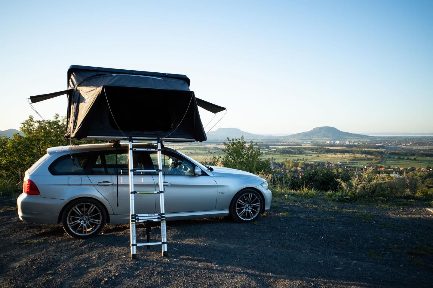 Nem minden nyaralást kell megtervezni. Van, amit csak el kell kezdeni. 🚙⛺
A hideg tél közepén, mi már a tavaszra és a nyárra gondolunk. Gyorsabban itt lesznek mint gondolnád. A tetősátorral való utazásban az a legjobb, hogy nem kell minden napot percre pontosan megtervezni — elég csak az irányt. Időt ad arra, hogy felfedezz, megállj ott, ahol jól érzed magad, és továbbindulj, amikor úgy tartja kedved.
Ha még nem döntötted el, hogyan szeretnéd tölteni idei szabadnapjaidat, vagy csak egy izgalmas, kalandos hétvégét szeretnél egy jó helyen a természetben, keress minket bátran.
#szentgyörgyhegy #tura #tetosator #tetosatorberles #ikamper