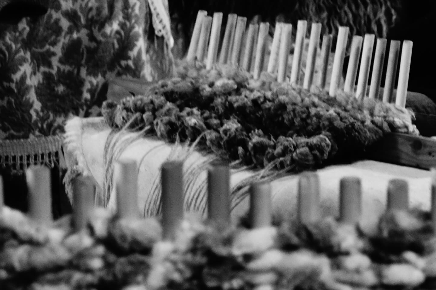 Peg looms. Joy in simplicity and creativity. 24th January around the logburner @potager_garden.
#wool #weaving #weavinganddreaming #mindfulness