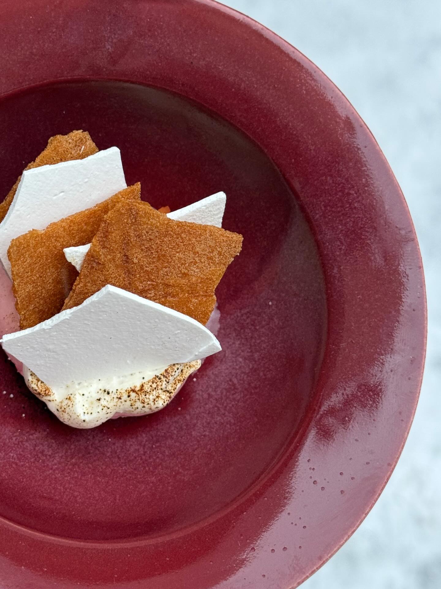 Ny dessert på menyn med blodapelsin, salt maräng, ”mille feuille”, crème chantilly, mandel & lakrits