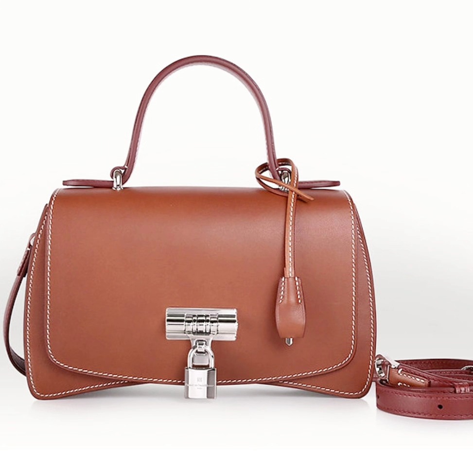 Ce cuir de veau naturel gold met en valeur l'élégance pure et aérienne des lignes du Loquet.
#loquet #prouesbydavidhanna #cuir #leather #calfskin #gold #natural #leatherbag #handbag #madeinfrance #fashionluxury #triangledor #meilleurouvrierdefrance