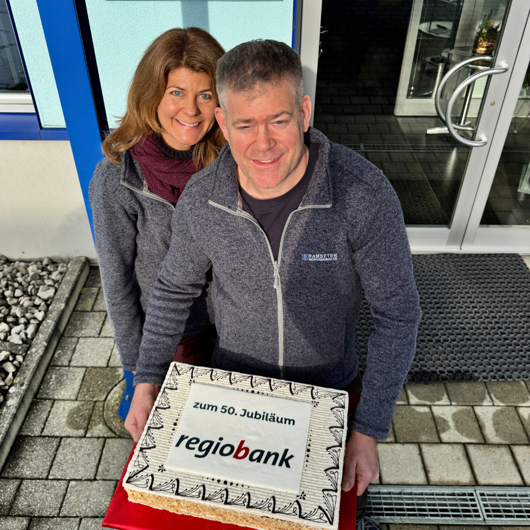 Wow - was für eine gelungene Überraschung😊
Zum 50-jährigen Jubiläum der Ramseyer Werkzeugbau AG hat uns die @regiobank_solothurn mit dieser Torte überrascht. Damit haben wir nicht gerechnet, eine tolle Aufmerksamkeit, die uns alle sehr gefreut hat!
Solche Gesten zeigen Wertschätzung und eine gute Zusammenarbeit.
Vielen Dank dem Team der Regiobank für diese feine Jubiläums-Torte.
#ramseyerwerkezugbaug #50years #präzision #jubiläum