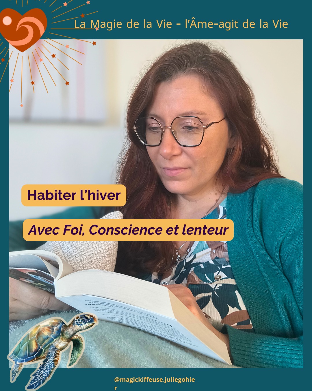 L’hiver m’a invitée à ralentir.
À revenir en moi.
Il y a quelques années, cette traversée m’aurait inquiétée, troublée.
Je l’aurais vécue comme un échec.
Comme un arrêt non prévu.
Une chute à éviter.
Aujourd’hui, je la traverse avec Foi.
Avec la conscience que ces temps de vastitude, de pause, de régénération
font pleinement partie du processus.
Qu’ils sont tout aussi essentiels
que les moments d’activité, d’expansion, de déploiement.
Comme un sportif intègre les phases de récupération à son entraînement,
la Vie nous invite parfois à ralentir
pour mieux intégrer, ajuster, régénérer.
Apprendre à chuter fait partie du mouvement.
Ce n’est pas sortir du flow.
C’est y rester autrement.
Mon corps avait besoin de repos.
De détox.
Que je prenne soin de lui.
Alors je l’accompagne.
Mon esprit avait besoin de s’alléger.
De quitter le trop-plein.
De revenir, simplement, au présent.
Mon cœur avait besoin de douceur,
de bienveillance,
d’amour-propre,
de gratitude.
Mon âme, elle, avait besoin d’intégrer.
D’accueillir tranquillement l'énergie de 2026.
Les Consciences Dauphins sont toujours très présentes à mes côtés.
Elles m’accompagnent à ressentir leurs échos en moi.
Et puis il y a la Tortue.
Elle vient régulièrement me rendre visite.
Elle me rappelle de ralentir,
d’avancer un pas après l’autre, avec Foi,
et de revenir dans ma Maison intérieure.
Depuis quelques jours pourtant,
à travers ma carapace,
je perçois la chaleur et la lumière des rayons du soleil
qui m’invitent à sortir.
Mais une part de moi a encore envie de savourer
cet espace de vacuité,
de lenteur,
de silence habité.
J’ai appris à aimer les changements de rythme
proposés par la Vie.
À ne plus lutter contre les phases de down,
mais à les honorer comme des temps de maturation.
Alors je profite encore un peu.
Si toi aussi tu sens que le ralentissement
n’est pas une faiblesse
mais une sagesse,
alors… on se comprend.
Cette traversée fait écho à une clé essentielle : honorer les phases de down comme des passages initiatiques. J’en parlerai très bientôt, en live.
Ralentir n’est pas reculer.
C’est parfois la manière la plus juste d’avancer.
Julie🐢Magic’Kiffeuse